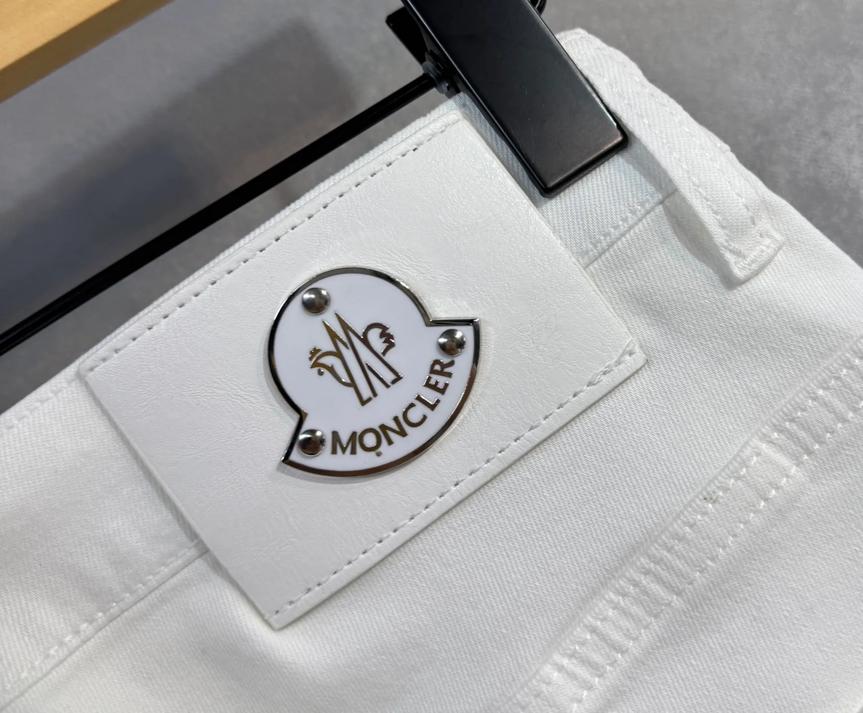 P220 🔥MONCLER The latest spring and summer denim jeans🔥No pressure to enter and leave the store. Best-selling models in the counter. Shared taste and value. Very comfortable to wear. Low-key yet luxurious. Very classy to wear. Needless to say the trousers style and cut. The upper body is exquisite and vivid. Really first-class and top-quality materials. Really palace-level casual pants, using Turkish cotton to produce the most famous denim cloth A11. Excellent quality. After heavy washing, the pants are very soft. The straight-leg shape is not picky and the upper body is absolutely stylish. Extremely luxurious! Color: black white. Size: 28-38 no 35