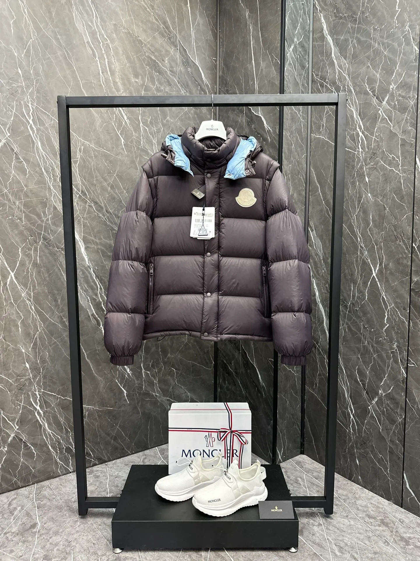P800 Premium down ⬆️Moncler Cyclone 2-in-1 down jacket. ⚠️Goose down filling, small size filling 320g➕, easy to wear in winter in one piece. Changeable/jacket/hooded vest/stand collar vest/hooded down jacket. The Cyclone down jacket is equipped with detachable sleeves and can be worn as a vest or jacket.  The Cyclone down jacket is a modern take on the classic silhouette of the 1980s, with a new, simple silhouette. This short down jacket is made from nylon and features easily removable sleeves, allowing you to convert the jacket into a vest. A removable hood and contrast lining complete the design. Details •Made from nylon fabric •Nylon laqué lining •Down filling •Removable hood and sleeves •Zipper and snap closure •Zipper pockets •Elastic cuffs •Elastic drawstring hem Size : 1-5 Black Dark Navy Couples.