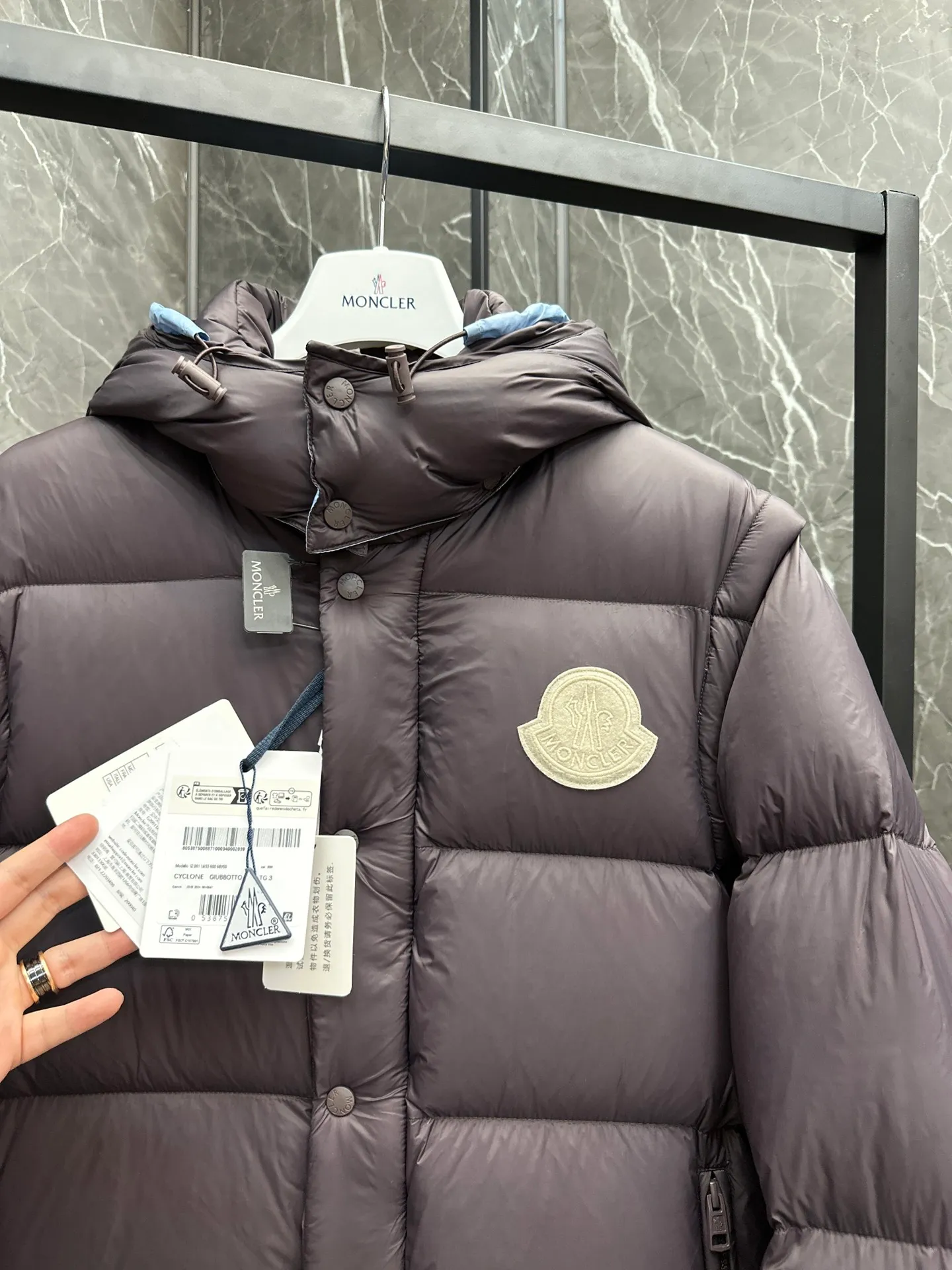P800 Premium down ⬆️Moncler Cyclone 2-in-1 down jacket. ⚠️Goose down filling, small size filling 320g➕, easy to wear in winter in one piece. Changeable/jacket/hooded vest/stand collar vest/hooded down jacket. The Cyclone down jacket is equipped with detachable sleeves and can be worn as a vest or jacket.  The Cyclone down jacket is a modern take on the classic silhouette of the 1980s, with a new, simple silhouette. This short down jacket is made from nylon and features easily removable sleeves, allowing you to convert the jacket into a vest. A removable hood and contrast lining complete the design. Details •Made from nylon fabric •Nylon laqué lining •Down filling •Removable hood and sleeves •Zipper and snap closure •Zipper pockets •Elastic cuffs •Elastic drawstring hem Size : 1-5 Black Dark Navy Couples.