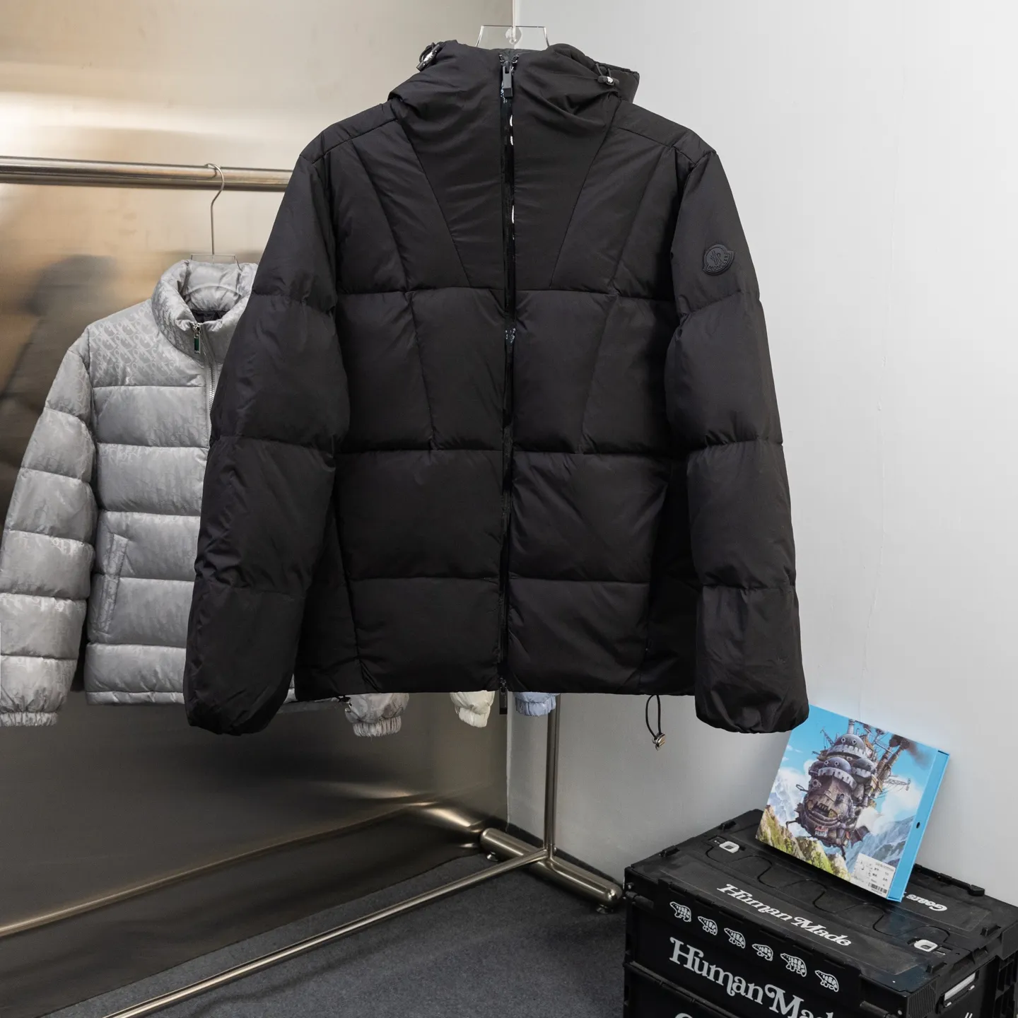 P800 2025moncler winter new style🆕🆕🆕🆕Fusain down jacket design is inspired by the thrilling racing sports, echoing the three-dimensional tailoring and dynamic structure of the racing driver's uniform. Diamond quilting is used to build a thermal barrier, and the lightweight fabric is full of fluffy warmth. The silhouette is neat and not bulky, and the hooded design adds casualness. It is made of quilted nylon fabric, which has excellent warmth and protection. It is not only a textured armor to resist the cold wind when commuting, but also a fashion tool to create a minimalist and high-end feel when going out. In the cold winter, you can achieve the dual elegance of temperature and style with a piece of down. Complete with reflective zippers for a modern look.