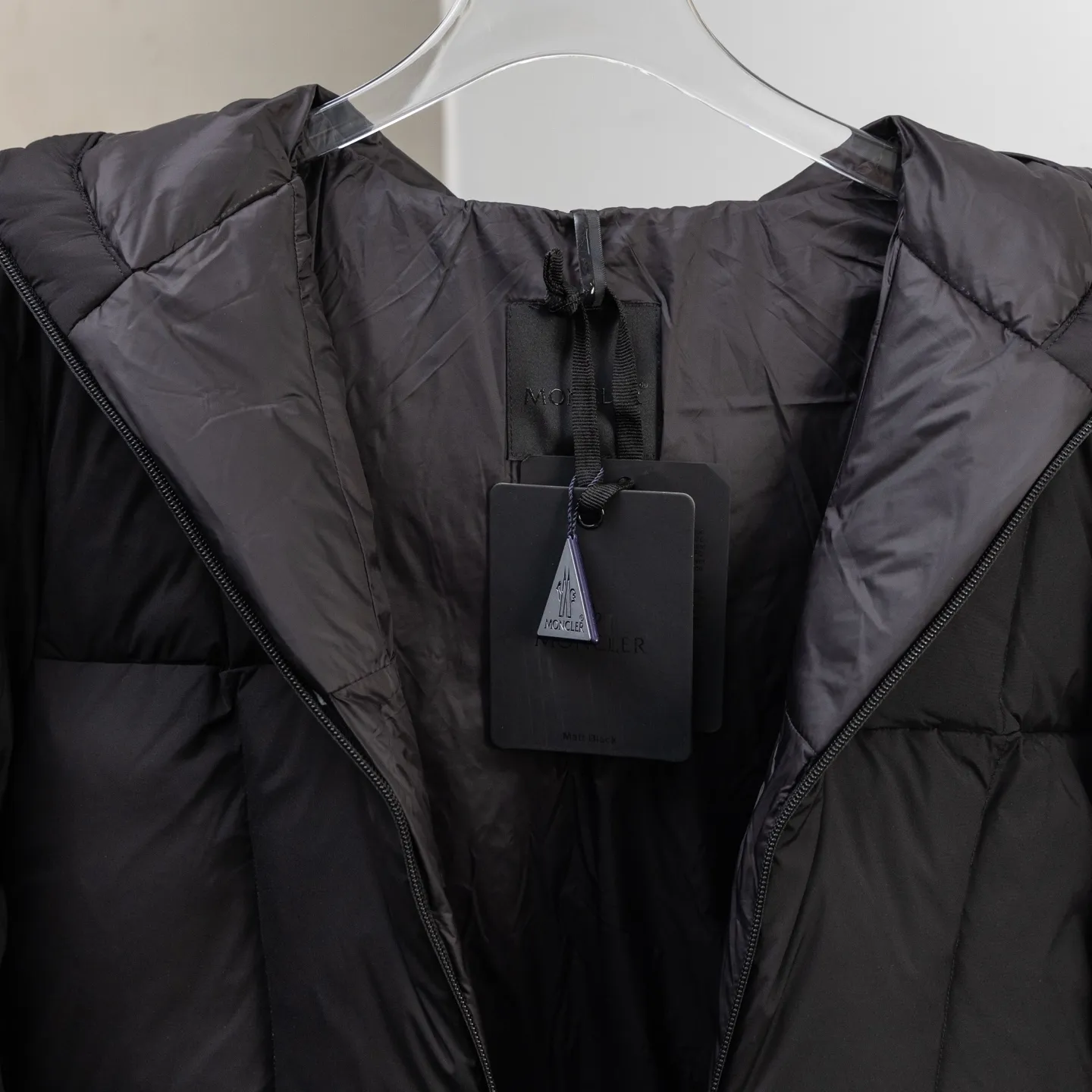 P800 2025moncler winter new style🆕🆕🆕🆕Fusain down jacket design is inspired by the thrilling racing sports, echoing the three-dimensional tailoring and dynamic structure of the racing driver's uniform. Diamond quilting is used to build a thermal barrier, and the lightweight fabric is full of fluffy warmth. The silhouette is neat and not bulky, and the hooded design adds casualness. It is made of quilted nylon fabric, which has excellent warmth and protection. It is not only a textured armor to resist the cold wind when commuting, but also a fashion tool to create a minimalist and high-end feel when going out. In the cold winter, you can achieve the dual elegance of temperature and style with a piece of down. Complete with reflective zippers for a modern look.