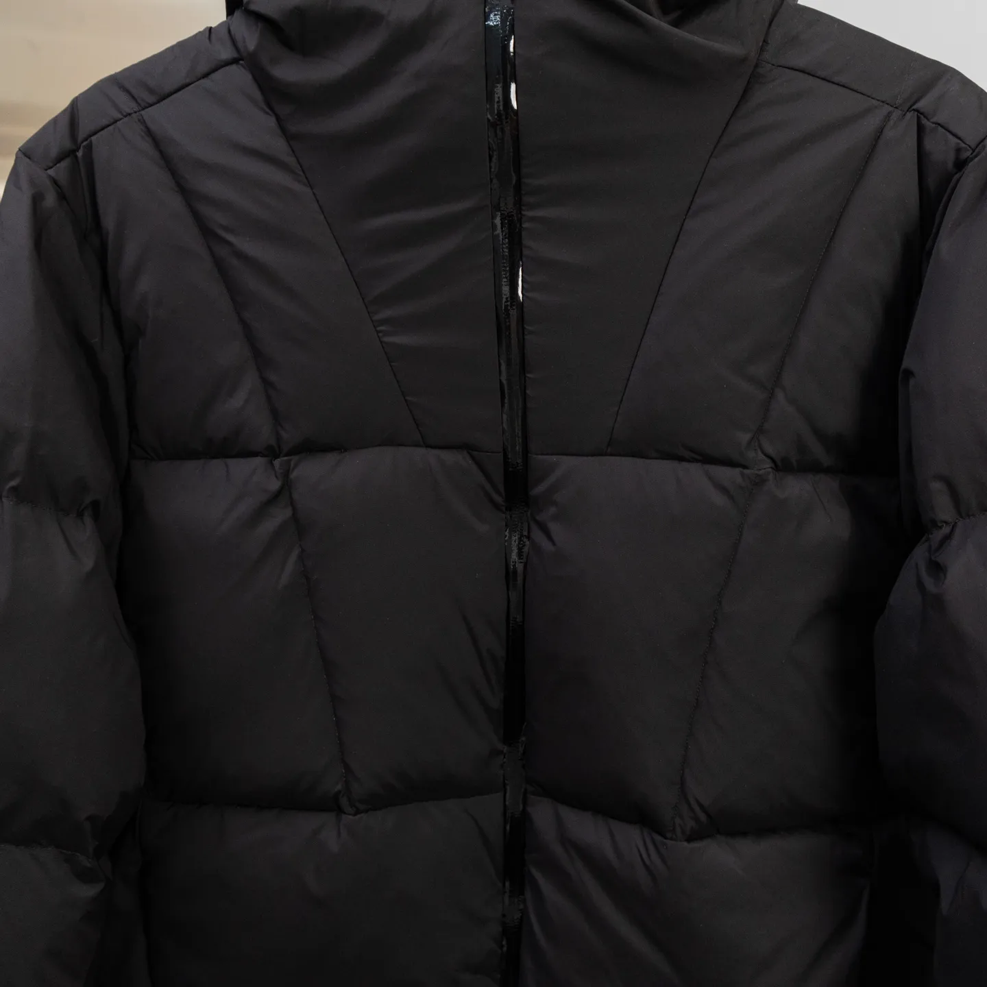 P800 2025moncler winter new style🆕🆕🆕🆕Fusain down jacket design is inspired by the thrilling racing sports, echoing the three-dimensional tailoring and dynamic structure of the racing driver's uniform. Diamond quilting is used to build a thermal barrier, and the lightweight fabric is full of fluffy warmth. The silhouette is neat and not bulky, and the hooded design adds casualness. It is made of quilted nylon fabric, which has excellent warmth and protection. It is not only a textured armor to resist the cold wind when commuting, but also a fashion tool to create a minimalist and high-end feel when going out. In the cold winter, you can achieve the dual elegance of temperature and style with a piece of down. Complete with reflective zippers for a modern look.