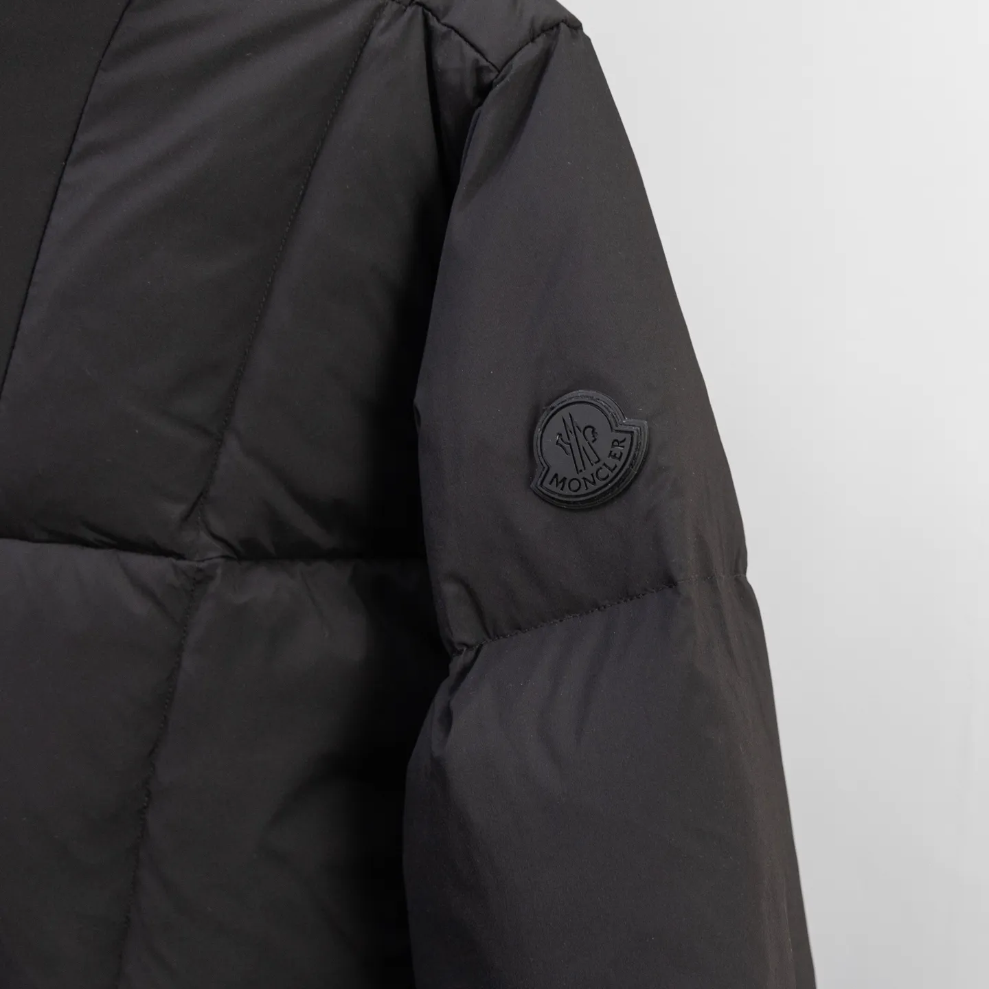 P800 2025moncler winter new style🆕🆕🆕🆕Fusain down jacket design is inspired by the thrilling racing sports, echoing the three-dimensional tailoring and dynamic structure of the racing driver's uniform. Diamond quilting is used to build a thermal barrier, and the lightweight fabric is full of fluffy warmth. The silhouette is neat and not bulky, and the hooded design adds casualness. It is made of quilted nylon fabric, which has excellent warmth and protection. It is not only a textured armor to resist the cold wind when commuting, but also a fashion tool to create a minimalist and high-end feel when going out. In the cold winter, you can achieve the dual elegance of temperature and style with a piece of down. Complete with reflective zippers for a modern look.