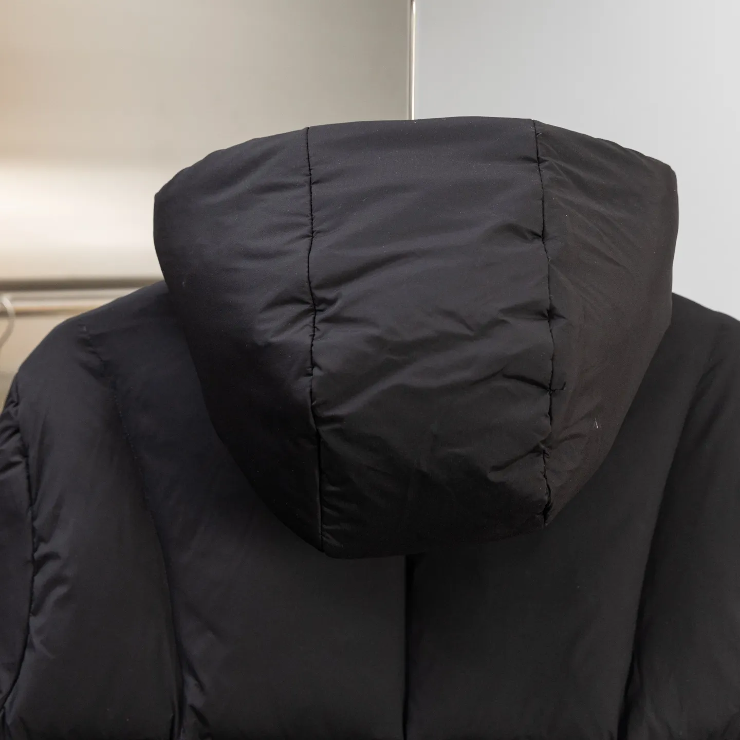 P800 2025moncler winter new style🆕🆕🆕🆕Fusain down jacket design is inspired by the thrilling racing sports, echoing the three-dimensional tailoring and dynamic structure of the racing driver's uniform. Diamond quilting is used to build a thermal barrier, and the lightweight fabric is full of fluffy warmth. The silhouette is neat and not bulky, and the hooded design adds casualness. It is made of quilted nylon fabric, which has excellent warmth and protection. It is not only a textured armor to resist the cold wind when commuting, but also a fashion tool to create a minimalist and high-end feel when going out. In the cold winter, you can achieve the dual elegance of temperature and style with a piece of down. Complete with reflective zippers for a modern look.