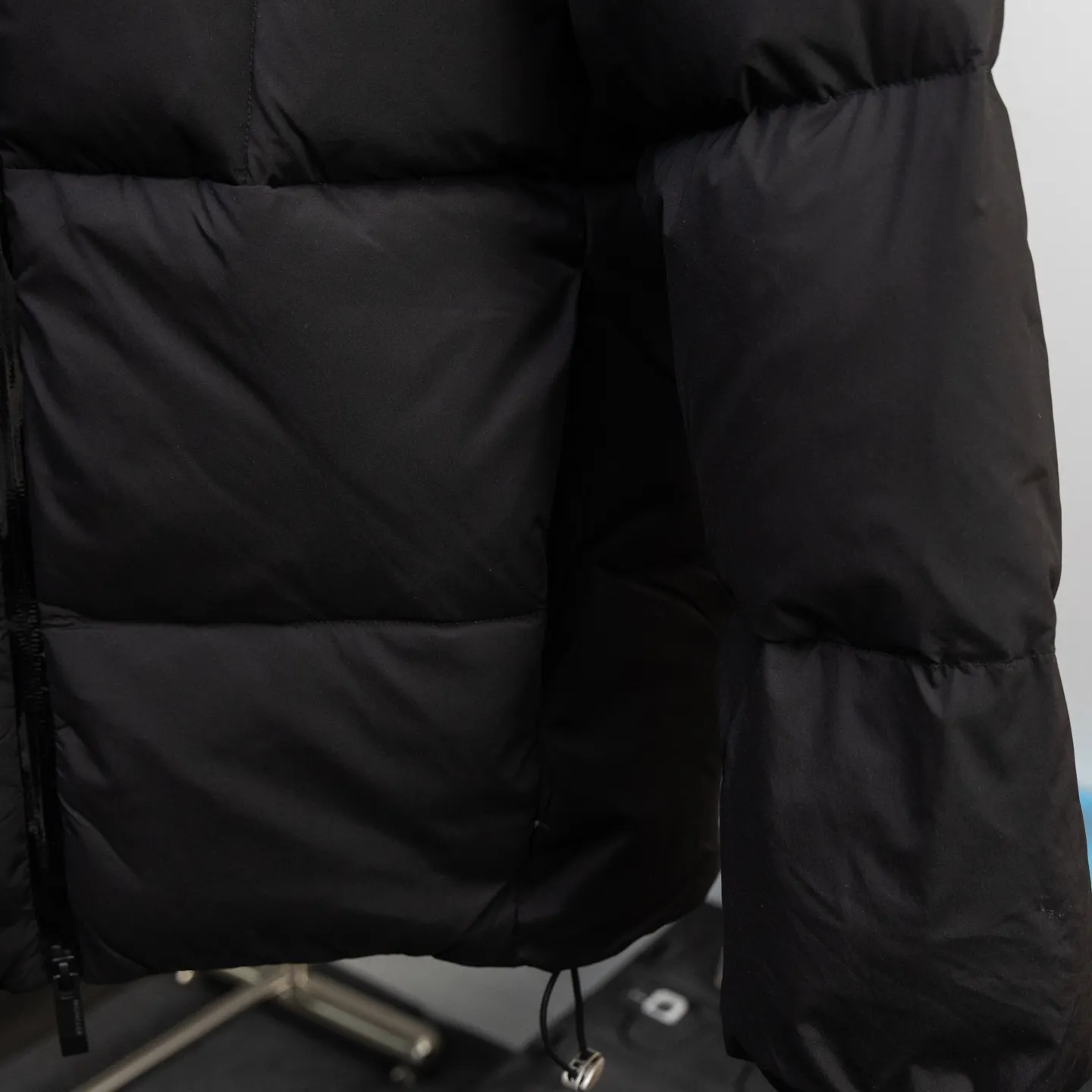 P800 2025moncler winter new style🆕🆕🆕🆕Fusain down jacket design is inspired by the thrilling racing sports, echoing the three-dimensional tailoring and dynamic structure of the racing driver's uniform. Diamond quilting is used to build a thermal barrier, and the lightweight fabric is full of fluffy warmth. The silhouette is neat and not bulky, and the hooded design adds casualness. It is made of quilted nylon fabric, which has excellent warmth and protection. It is not only a textured armor to resist the cold wind when commuting, but also a fashion tool to create a minimalist and high-end feel when going out. In the cold winter, you can achieve the dual elegance of temperature and style with a piece of down. Complete with reflective zippers for a modern look.