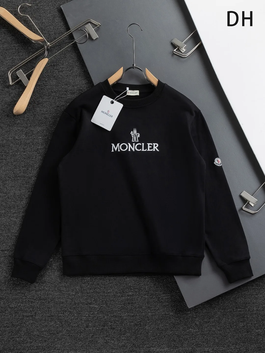 P240 Moncler masked high version slightly wide version S-XL 25SS early autumn and winter sweatshirt Paris fashion catwalk style The top and most classic simple letter embroidery on the chest🪡logo round neck short sleeves, exquisite craftsmanship counter fabrics, fusion of top elements, 450g washed pure cotton fabric, pure cotton breathable, very refreshing and comfortable for daily wear. The rib knitting on the neckline is flat and tight, and the neckline will not be skewed if you toss it casually. The loose version, you will find that it really looks good on the upper body, the overall is simple and neat, super versatile for daily wear! Pair it casually with a pair of pants to look youthful. A sweatshirt and T-shirt will make your outfit crazy. It is a fashionable item that can never go wrong! Classic sweatshirts are available in all 3 categories and are fashionable for trendy men. They are unparalleled in terms of upper body comfort. They can be said to be a must-have companion for summer. Their excellent breathability and comfortable fit are unparalleled ~ Recommended! !  Color: Black Gray Green Size: S-XL Size chart: S: Shoulder width 51-Bust 56-Length 69 M: Shoulder width 52.5-Bust 58-Length 71 L: Shoulder width 54-Bust 60-Length 73 XL: Shoulder width 55.5-Bust 62-Length 75