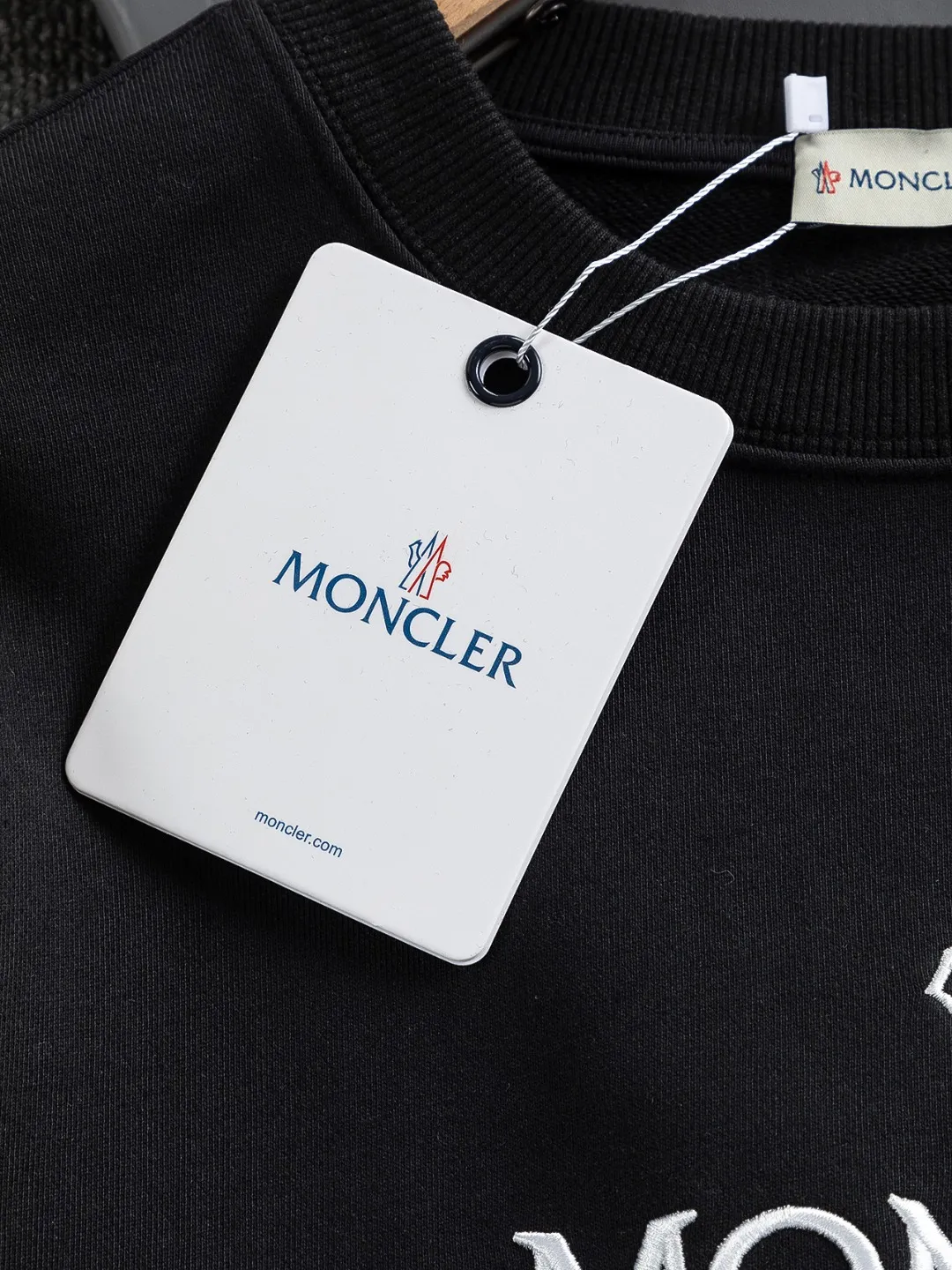 P240 Moncler masked high version slightly wide version S-XL 25SS early autumn and winter sweatshirt Paris fashion catwalk style The top and most classic simple letter embroidery on the chest🪡logo round neck short sleeves, exquisite craftsmanship counter fabrics, fusion of top elements, 450g washed pure cotton fabric, pure cotton breathable, very refreshing and comfortable for daily wear. The rib knitting on the neckline is flat and tight, and the neckline will not be skewed if you toss it casually. The loose version, you will find that it really looks good on the upper body, the overall is simple and neat, super versatile for daily wear! Pair it casually with a pair of pants to look youthful. A sweatshirt and T-shirt will make your outfit crazy. It is a fashionable item that can never go wrong! Classic sweatshirts are available in all 3 categories and are fashionable for trendy men. They are unparalleled in terms of upper body comfort. They can be said to be a must-have companion for summer. Their excellent breathability and comfortable fit are unparalleled ~ Recommended! !  Color: Black Gray Green Size: S-XL Size chart: S: Shoulder width 51-Bust 56-Length 69 M: Shoulder width 52.5-Bust 58-Length 71 L: Shoulder width 54-Bust 60-Length 73 XL: Shoulder width 55.5-Bust 62-Length 75