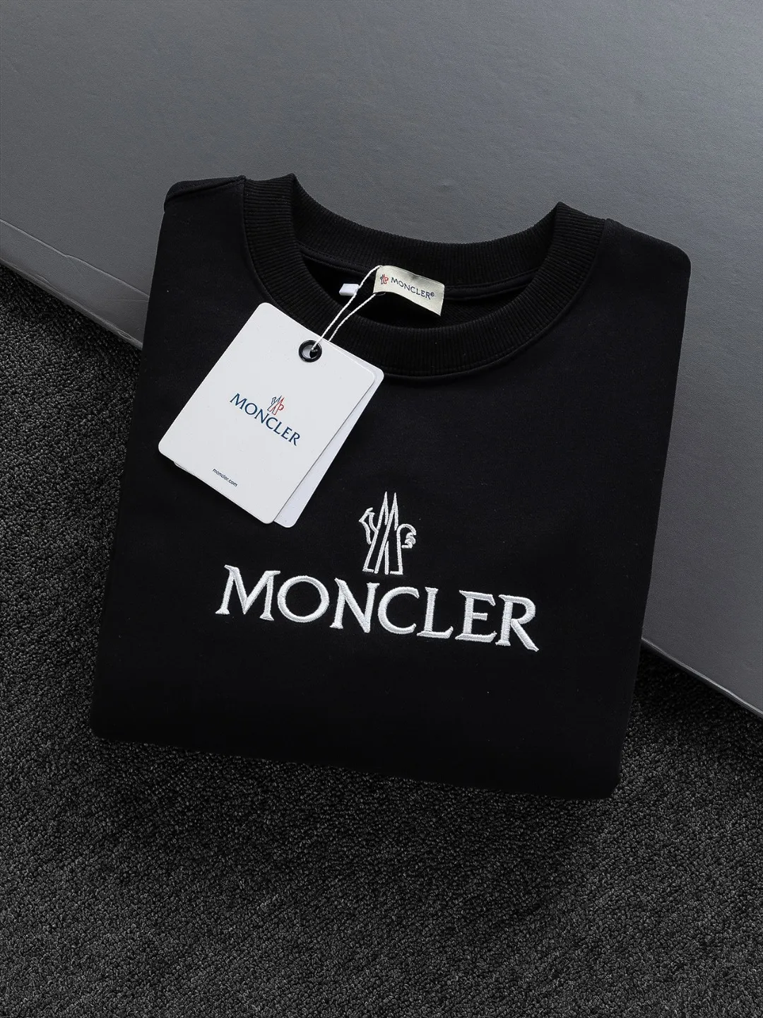 P240 Moncler masked high version slightly wide version S-XL 25SS early autumn and winter sweatshirt Paris fashion catwalk style The top and most classic simple letter embroidery on the chest🪡logo round neck short sleeves, exquisite craftsmanship counter fabrics, fusion of top elements, 450g washed pure cotton fabric, pure cotton breathable, very refreshing and comfortable for daily wear. The rib knitting on the neckline is flat and tight, and the neckline will not be skewed if you toss it casually. The loose version, you will find that it really looks good on the upper body, the overall is simple and neat, super versatile for daily wear! Pair it casually with a pair of pants to look youthful. A sweatshirt and T-shirt will make your outfit crazy. It is a fashionable item that can never go wrong! Classic sweatshirts are available in all 3 categories and are fashionable for trendy men. They are unparalleled in terms of upper body comfort. They can be said to be a must-have companion for summer. Their excellent breathability and comfortable fit are unparalleled ~ Recommended! !  Color: Black Gray Green Size: S-XL Size chart: S: Shoulder width 51-Bust 56-Length 69 M: Shoulder width 52.5-Bust 58-Length 71 L: Shoulder width 54-Bust 60-Length 73 XL: Shoulder width 55.5-Bust 62-Length 75