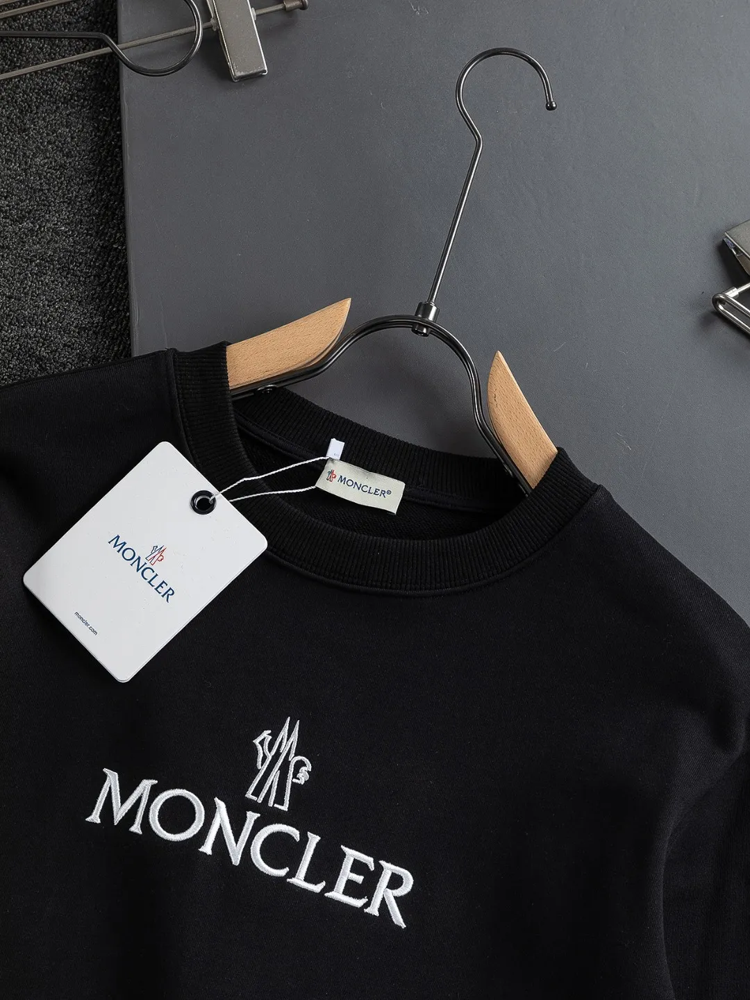 P240 Moncler masked high version slightly wide version S-XL 25SS early autumn and winter sweatshirt Paris fashion catwalk style The top and most classic simple letter embroidery on the chest🪡logo round neck short sleeves, exquisite craftsmanship counter fabrics, fusion of top elements, 450g washed pure cotton fabric, pure cotton breathable, very refreshing and comfortable for daily wear. The rib knitting on the neckline is flat and tight, and the neckline will not be skewed if you toss it casually. The loose version, you will find that it really looks good on the upper body, the overall is simple and neat, super versatile for daily wear! Pair it casually with a pair of pants to look youthful. A sweatshirt and T-shirt will make your outfit crazy. It is a fashionable item that can never go wrong! Classic sweatshirts are available in all 3 categories and are fashionable for trendy men. They are unparalleled in terms of upper body comfort. They can be said to be a must-have companion for summer. Their excellent breathability and comfortable fit are unparalleled ~ Recommended! !  Color: Black Gray Green Size: S-XL Size chart: S: Shoulder width 51-Bust 56-Length 69 M: Shoulder width 52.5-Bust 58-Length 71 L: Shoulder width 54-Bust 60-Length 73 XL: Shoulder width 55.5-Bust 62-Length 75
