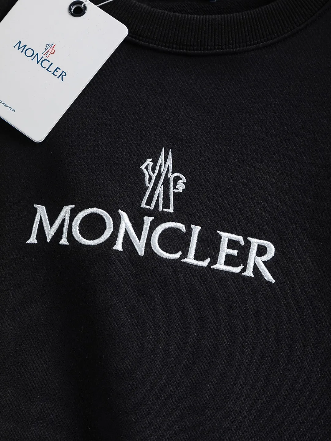 P240 Moncler masked high version slightly wide version S-XL 25SS early autumn and winter sweatshirt Paris fashion catwalk style The top and most classic simple letter embroidery on the chest🪡logo round neck short sleeves, exquisite craftsmanship counter fabrics, fusion of top elements, 450g washed pure cotton fabric, pure cotton breathable, very refreshing and comfortable for daily wear. The rib knitting on the neckline is flat and tight, and the neckline will not be skewed if you toss it casually. The loose version, you will find that it really looks good on the upper body, the overall is simple and neat, super versatile for daily wear! Pair it casually with a pair of pants to look youthful. A sweatshirt and T-shirt will make your outfit crazy. It is a fashionable item that can never go wrong! Classic sweatshirts are available in all 3 categories and are fashionable for trendy men. They are unparalleled in terms of upper body comfort. They can be said to be a must-have companion for summer. Their excellent breathability and comfortable fit are unparalleled ~ Recommended! !  Color: Black Gray Green Size: S-XL Size chart: S: Shoulder width 51-Bust 56-Length 69 M: Shoulder width 52.5-Bust 58-Length 71 L: Shoulder width 54-Bust 60-Length 73 XL: Shoulder width 55.5-Bust 62-Length 75
