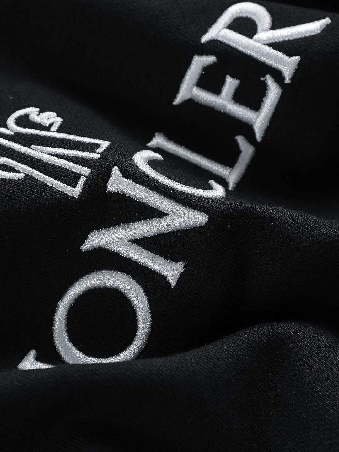 P240 Moncler masked high version slightly wide version S-XL 25SS early autumn and winter sweatshirt Paris fashion catwalk style The top and most classic simple letter embroidery on the chest🪡logo round neck short sleeves, exquisite craftsmanship counter fabrics, fusion of top elements, 450g washed pure cotton fabric, pure cotton breathable, very refreshing and comfortable for daily wear. The rib knitting on the neckline is flat and tight, and the neckline will not be skewed if you toss it casually. The loose version, you will find that it really looks good on the upper body, the overall is simple and neat, super versatile for daily wear! Pair it casually with a pair of pants to look youthful. A sweatshirt and T-shirt will make your outfit crazy. It is a fashionable item that can never go wrong! Classic sweatshirts are available in all 3 categories and are fashionable for trendy men. They are unparalleled in terms of upper body comfort. They can be said to be a must-have companion for summer. Their excellent breathability and comfortable fit are unparalleled ~ Recommended! !  Color: Black Gray Green Size: S-XL Size chart: S: Shoulder width 51-Bust 56-Length 69 M: Shoulder width 52.5-Bust 58-Length 71 L: Shoulder width 54-Bust 60-Length 73 XL: Shoulder width 55.5-Bust 62-Length 75