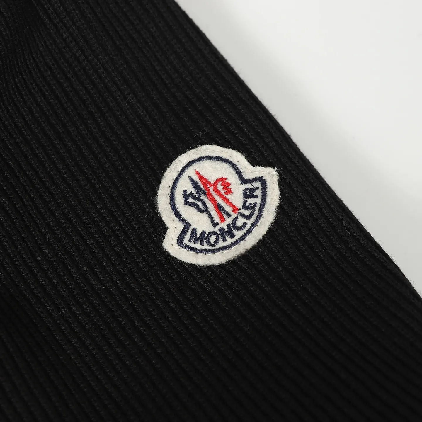 P680 MONCLER/Moncler autumn and winter men's padded wool zipper hooded letter knitted down jacket Made of wool Longue saison lining Longue saison front, filled with down Ribbed knit 12 needles Fine soft hood Zipper closure Pocket Logo quilting Logo patch Color: black/navy blue/green size: S/M/L/XL/XXL