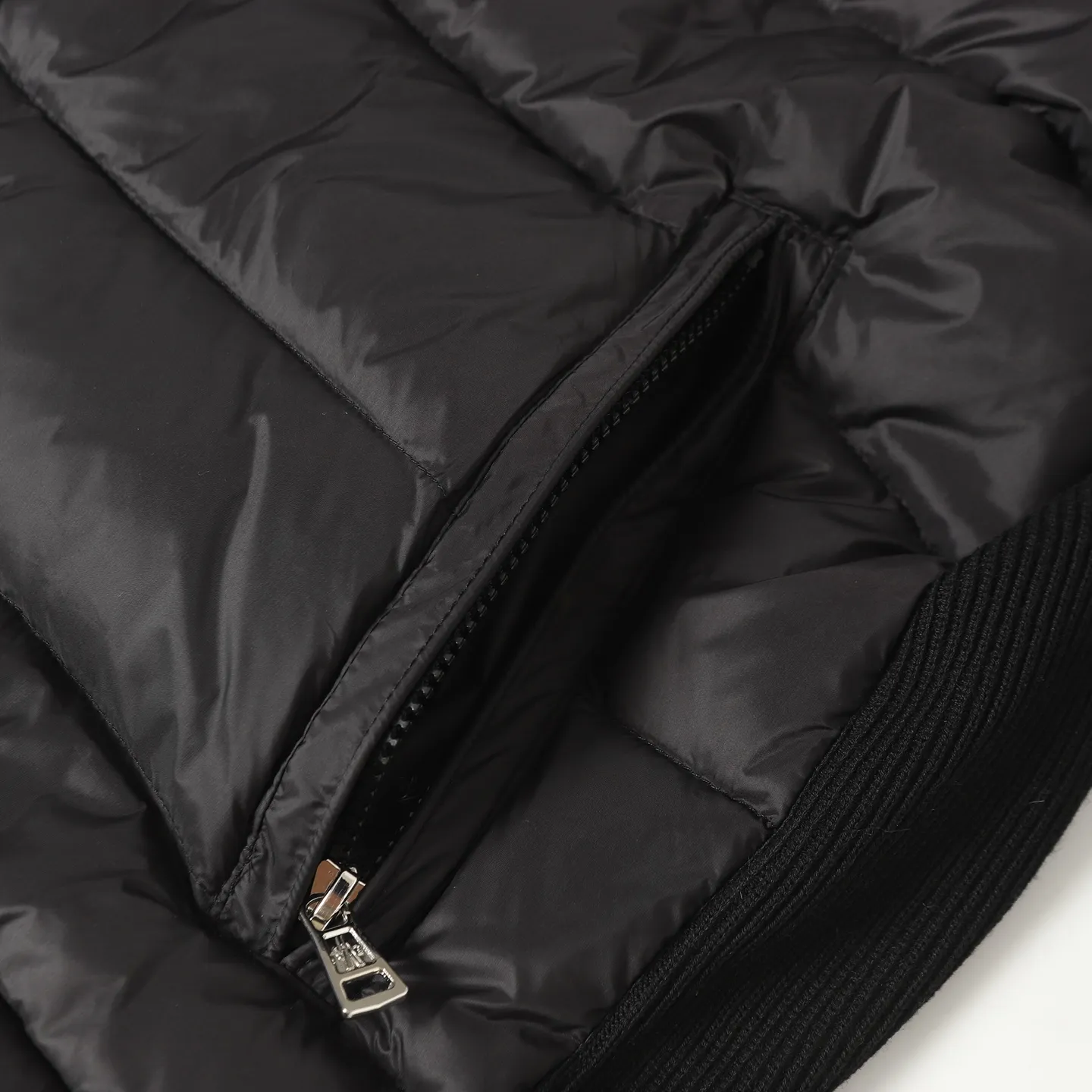 P680 MONCLER/Moncler autumn and winter men's padded wool zipper hooded letter knitted down jacket Made of wool Longue saison lining Longue saison front, filled with down Ribbed knit 12 needles Fine soft hood Zipper closure Pocket Logo quilting Logo patch Color: black/navy blue/green size: S/M/L/XL/XXL
