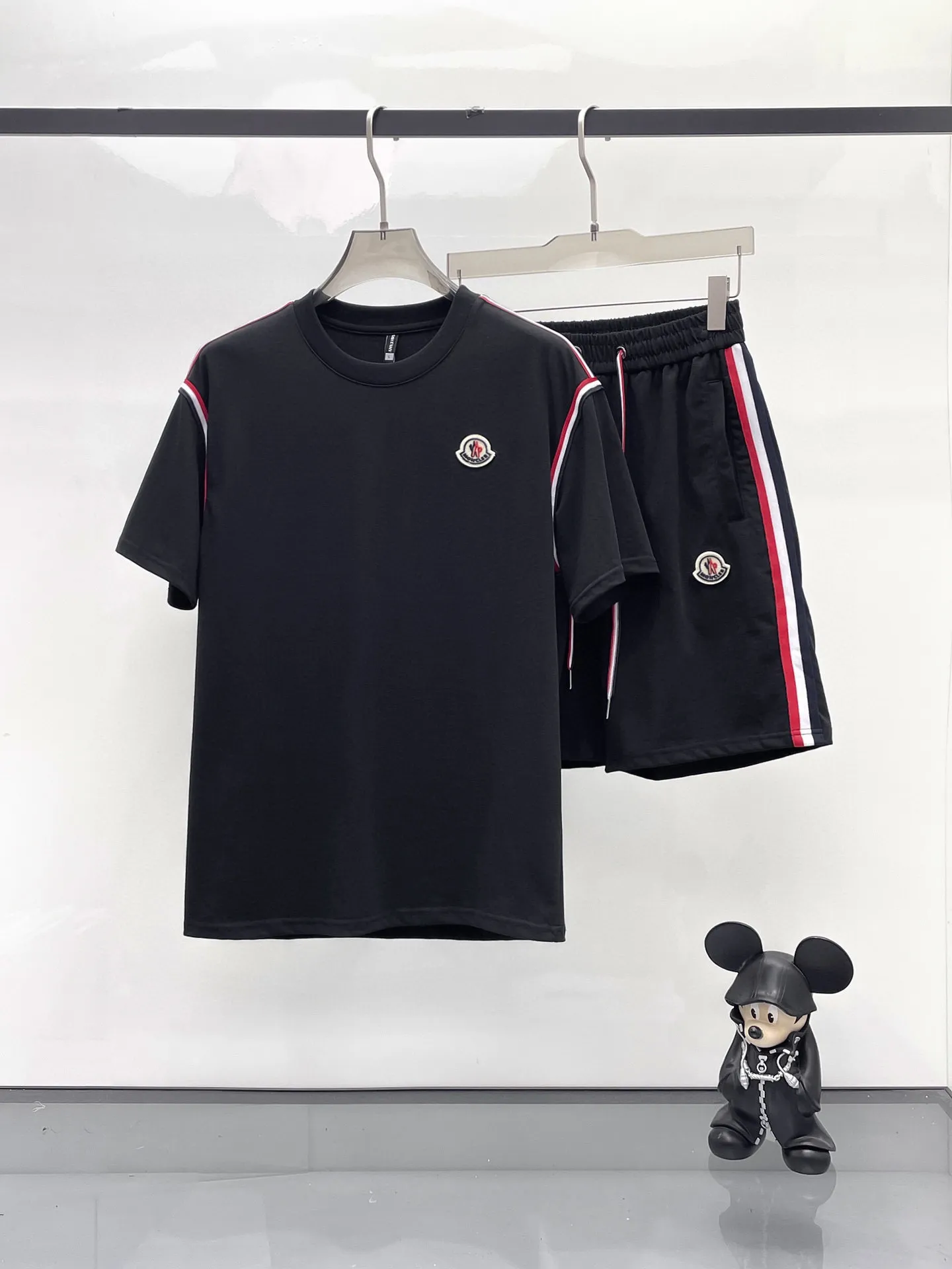 P570 Brand [MONCLER Mouth Covered] 2025 round neck short-sleeved shorts suit. The pure cotton fabric upper body will not be stuffy, the smooth and comfortable skin-friendly effect is more breathable, the fabric has its own texture, classic logo technology, a new interpretation from a unique angle, fashionable and versatile choice! Size: M-3XL (maximum wear: 190 pounds)