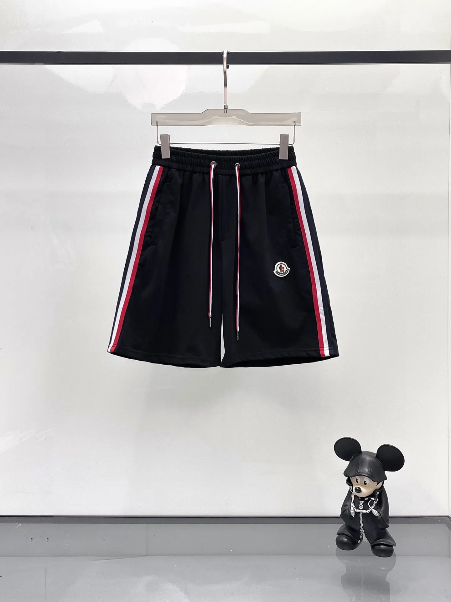 P570 Brand [MONCLER Mouth Covered] 2025 round neck short-sleeved shorts suit. The pure cotton fabric upper body will not be stuffy, the smooth and comfortable skin-friendly effect is more breathable, the fabric has its own texture, classic logo technology, a new interpretation from a unique angle, fashionable and versatile choice! Size: M-3XL (maximum wear: 190 pounds)