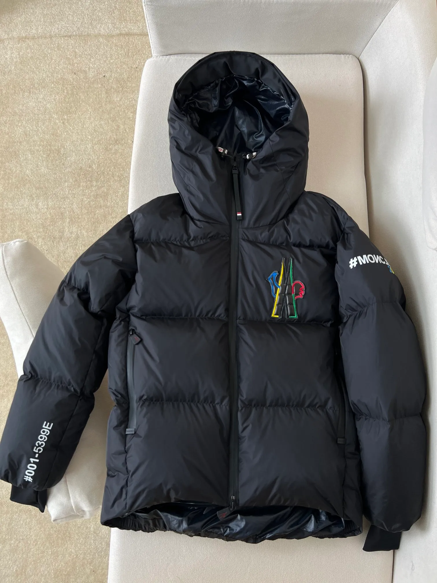 P1020 Meng Mouth Color Label Ski Wear is now available! ! ! 🔥 🔥 🔥 The latest 2022 Winter Olympics collaboration model! 🐮 Original customization at the counter👏 👏 👏 Moncler Grenoble's down jacket is designed to keep you warm and dry at high altitudes. Equipped with a drawstring hood and elastic cuffs, and decorated with multi-color branding, the seamless Mazod down jacket combines very modern aesthetics and functional elements, specially designed for mountain activities. Made from double layers of technical nylon and performance membrane, this unisex down jacket features water-resistant zippers, cuffs and an adjustable hooded hood. Can better withstand bad weather.