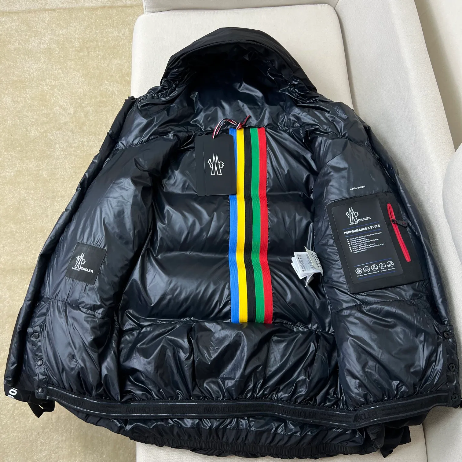 P1020 Meng Mouth Color Label Ski Wear is now available! ! ! 🔥 🔥 🔥 The latest 2022 Winter Olympics collaboration model! 🐮 Original customization at the counter👏 👏 👏 Moncler Grenoble's down jacket is designed to keep you warm and dry at high altitudes. Equipped with a drawstring hood and elastic cuffs, and decorated with multi-color branding, the seamless Mazod down jacket combines very modern aesthetics and functional elements, specially designed for mountain activities. Made from double layers of technical nylon and performance membrane, this unisex down jacket features water-resistant zippers, cuffs and an adjustable hooded hood. Can better withstand bad weather.