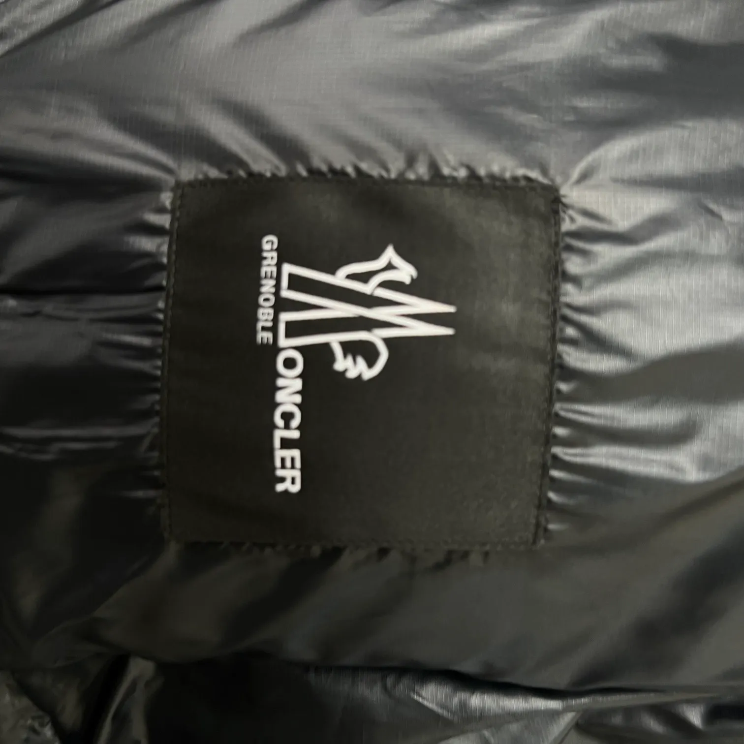 P1020 Meng Mouth Color Label Ski Wear is now available! ! ! 🔥 🔥 🔥 The latest 2022 Winter Olympics collaboration model! 🐮 Original customization at the counter👏 👏 👏 Moncler Grenoble's down jacket is designed to keep you warm and dry at high altitudes. Equipped with a drawstring hood and elastic cuffs, and decorated with multi-color branding, the seamless Mazod down jacket combines very modern aesthetics and functional elements, specially designed for mountain activities. Made from double layers of technical nylon and performance membrane, this unisex down jacket features water-resistant zippers, cuffs and an adjustable hooded hood. Can better withstand bad weather.
