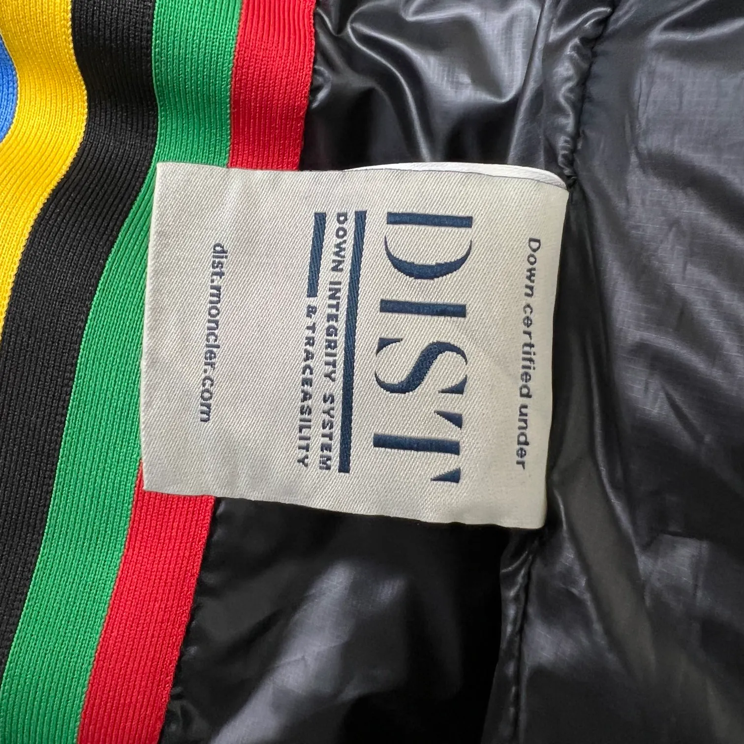P1020 Meng Mouth Color Label Ski Wear is now available! ! ! 🔥 🔥 🔥 The latest 2022 Winter Olympics collaboration model! 🐮 Original customization at the counter👏 👏 👏 Moncler Grenoble's down jacket is designed to keep you warm and dry at high altitudes. Equipped with a drawstring hood and elastic cuffs, and decorated with multi-color branding, the seamless Mazod down jacket combines very modern aesthetics and functional elements, specially designed for mountain activities. Made from double layers of technical nylon and performance membrane, this unisex down jacket features water-resistant zippers, cuffs and an adjustable hooded hood. Can better withstand bad weather.