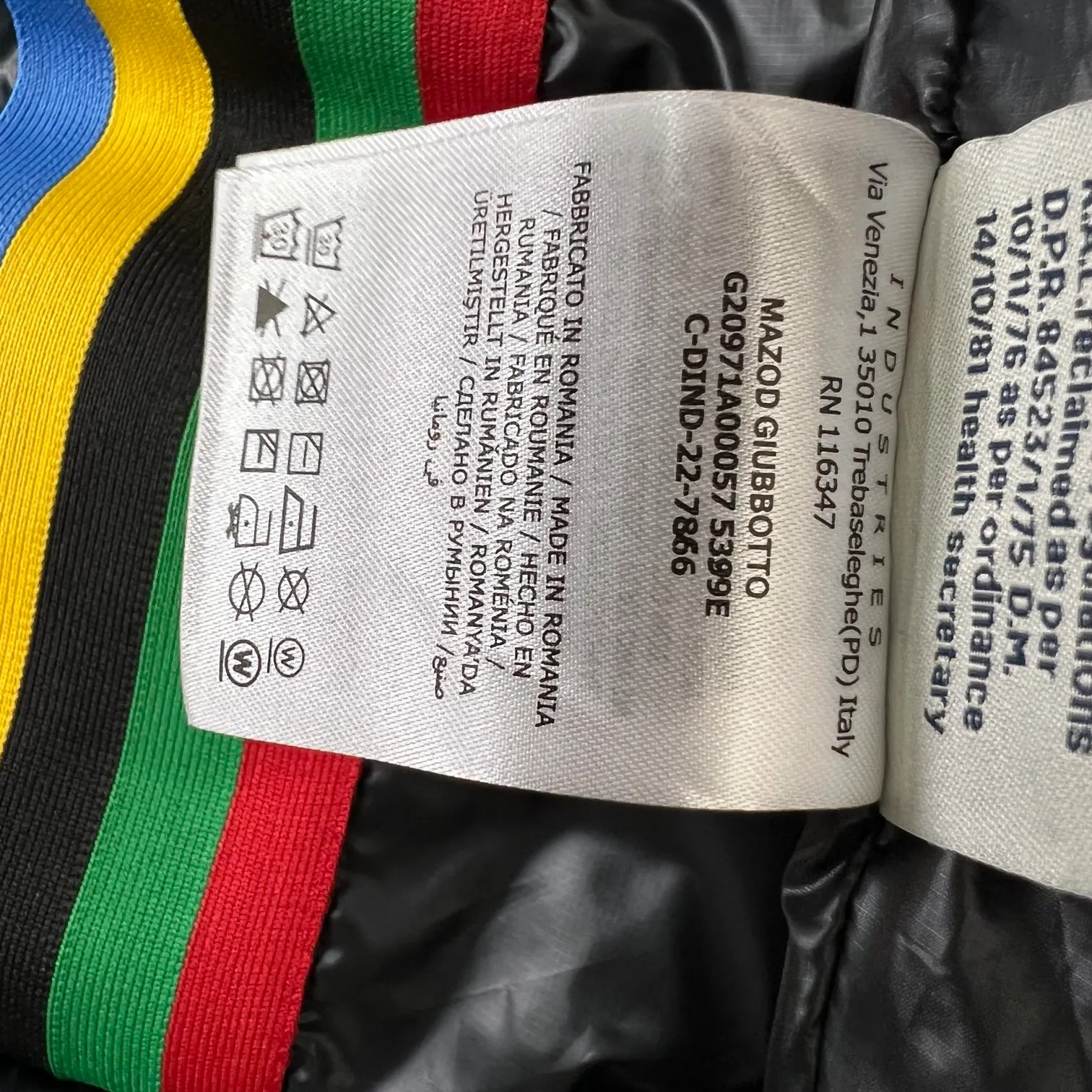 P1020 Meng Mouth Color Label Ski Wear is now available! ! ! 🔥 🔥 🔥 The latest 2022 Winter Olympics collaboration model! 🐮 Original customization at the counter👏 👏 👏 Moncler Grenoble's down jacket is designed to keep you warm and dry at high altitudes. Equipped with a drawstring hood and elastic cuffs, and decorated with multi-color branding, the seamless Mazod down jacket combines very modern aesthetics and functional elements, specially designed for mountain activities. Made from double layers of technical nylon and performance membrane, this unisex down jacket features water-resistant zippers, cuffs and an adjustable hooded hood. Can better withstand bad weather.