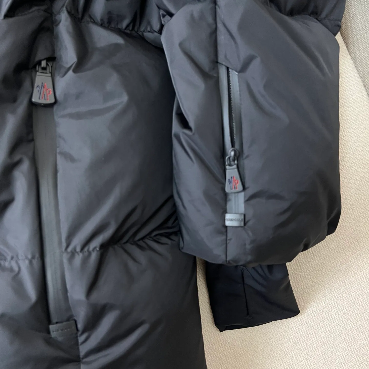 P1020 Meng Mouth Color Label Ski Wear is now available! ! ! 🔥 🔥 🔥 The latest 2022 Winter Olympics collaboration model! 🐮 Original customization at the counter👏 👏 👏 Moncler Grenoble's down jacket is designed to keep you warm and dry at high altitudes. Equipped with a drawstring hood and elastic cuffs, and decorated with multi-color branding, the seamless Mazod down jacket combines very modern aesthetics and functional elements, specially designed for mountain activities. Made from double layers of technical nylon and performance membrane, this unisex down jacket features water-resistant zippers, cuffs and an adjustable hooded hood. Can better withstand bad weather.
