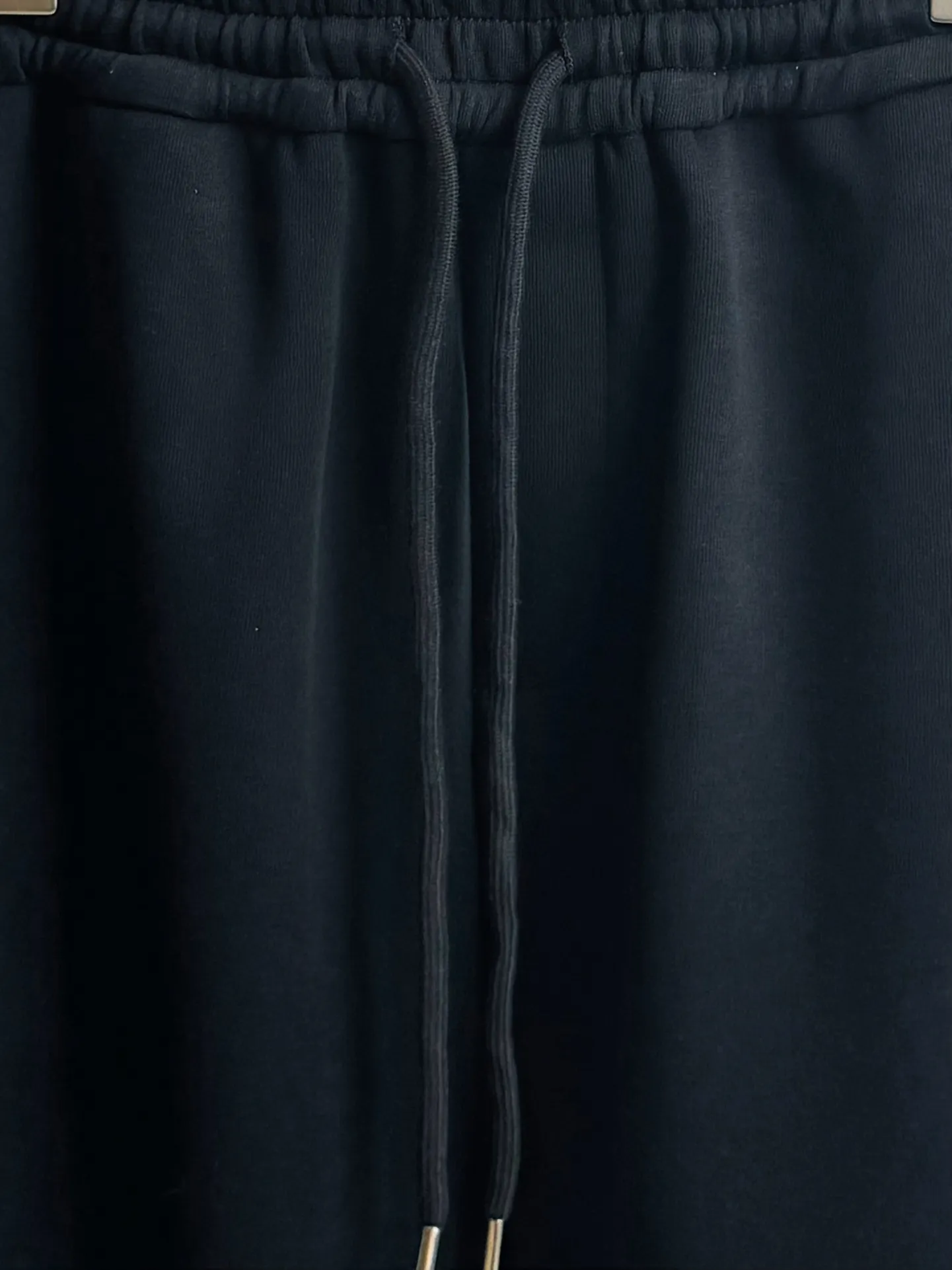 P220 model number Custom-woven 420g yarn, the gray cloth has a hand-washed feel, fabric surface, and drape of 380g. The fabric is dyed in the same vat and fixed and dyed. The printing has no rough edges and restores the consistent waistline. The domestic double-needle machine is modified to honing the thread! The seemingly simple style has so many little details! Foot 22 thread professional size S-XL