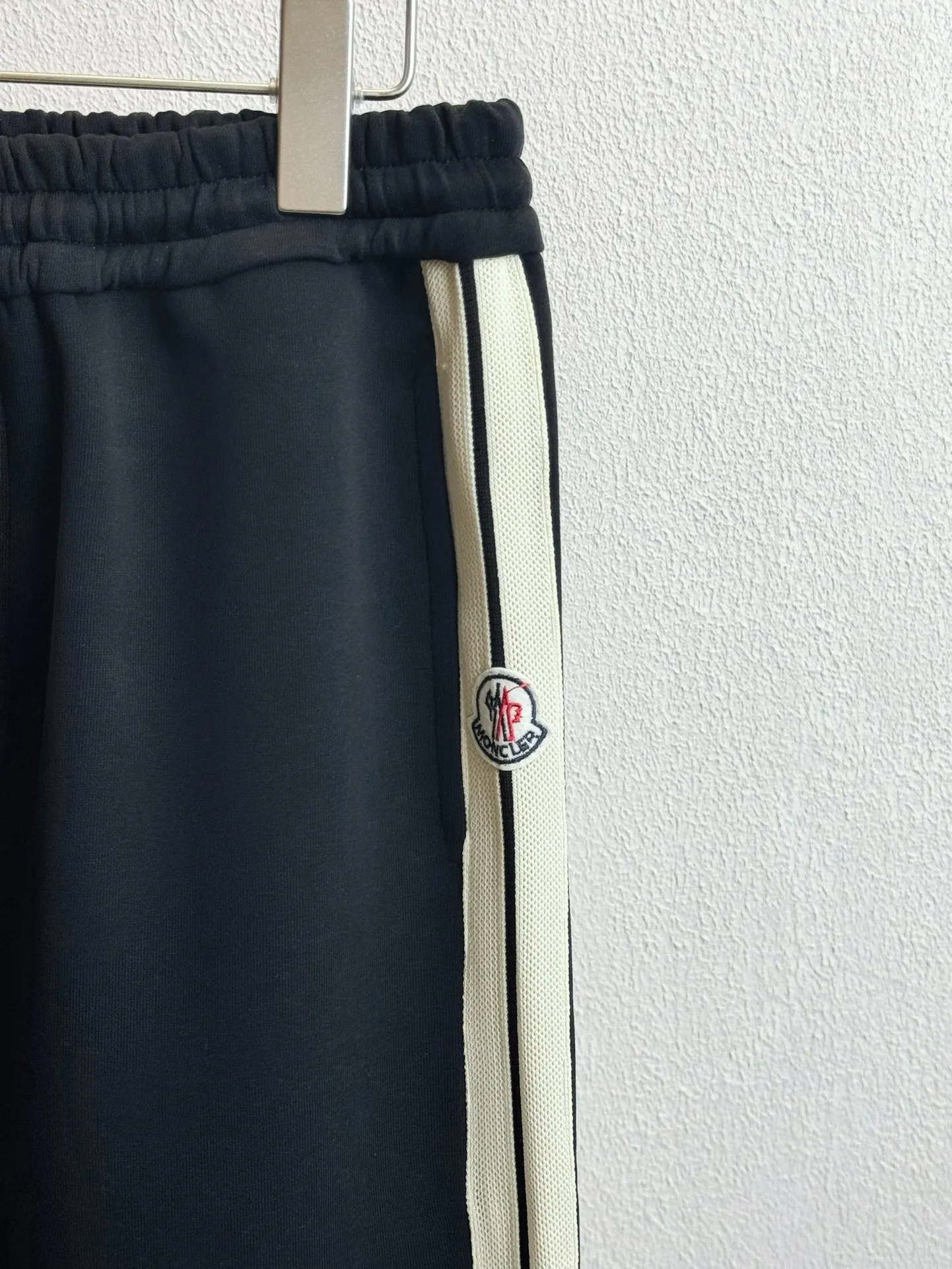 P220 model number Custom-woven 420g yarn, the gray cloth has a hand-washed feel, fabric surface, and drape of 380g. The fabric is dyed in the same vat and fixed and dyed. The printing has no rough edges and restores the consistent waistline. The domestic double-needle machine is modified to honing the thread! The seemingly simple style has so many little details! Foot 22 thread professional size S-XL