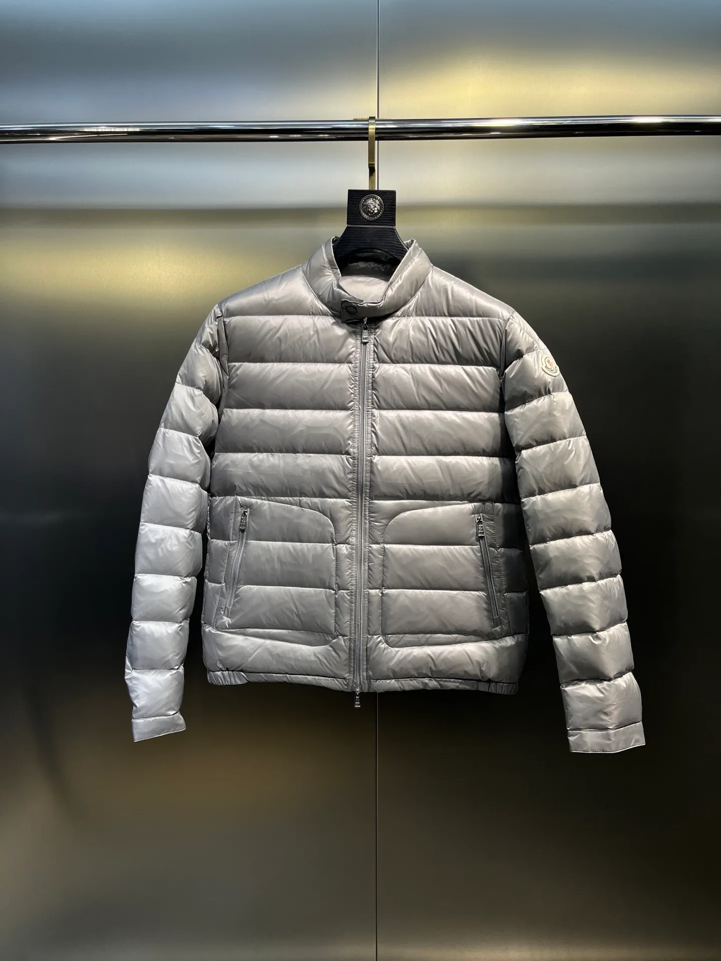 P700 MONCLER Menstrual Stand Collar Lightweight Down Jacket. Customer-supplied high-density anti-drilling nylon fabric, using Longue Saison nylon down jacket, MONCLER's leading fabric, it can definitely stand the test! Nylon zipper pocket, hidden snap button closure collar, elastic hem and cuff design. As for the luster and brightness of the fabric, you can feel its high-end texture even more from the picture! You can carefully look through the screen to see the details. The interior is filled with 90% white duck down, and the gallbladder-free direct down filling process makes it warmer and lighter than ever before. The new oversized double pocket design elements have exquisite details and a handsome upper body! Style number: A86# Color: black gray size: 12345