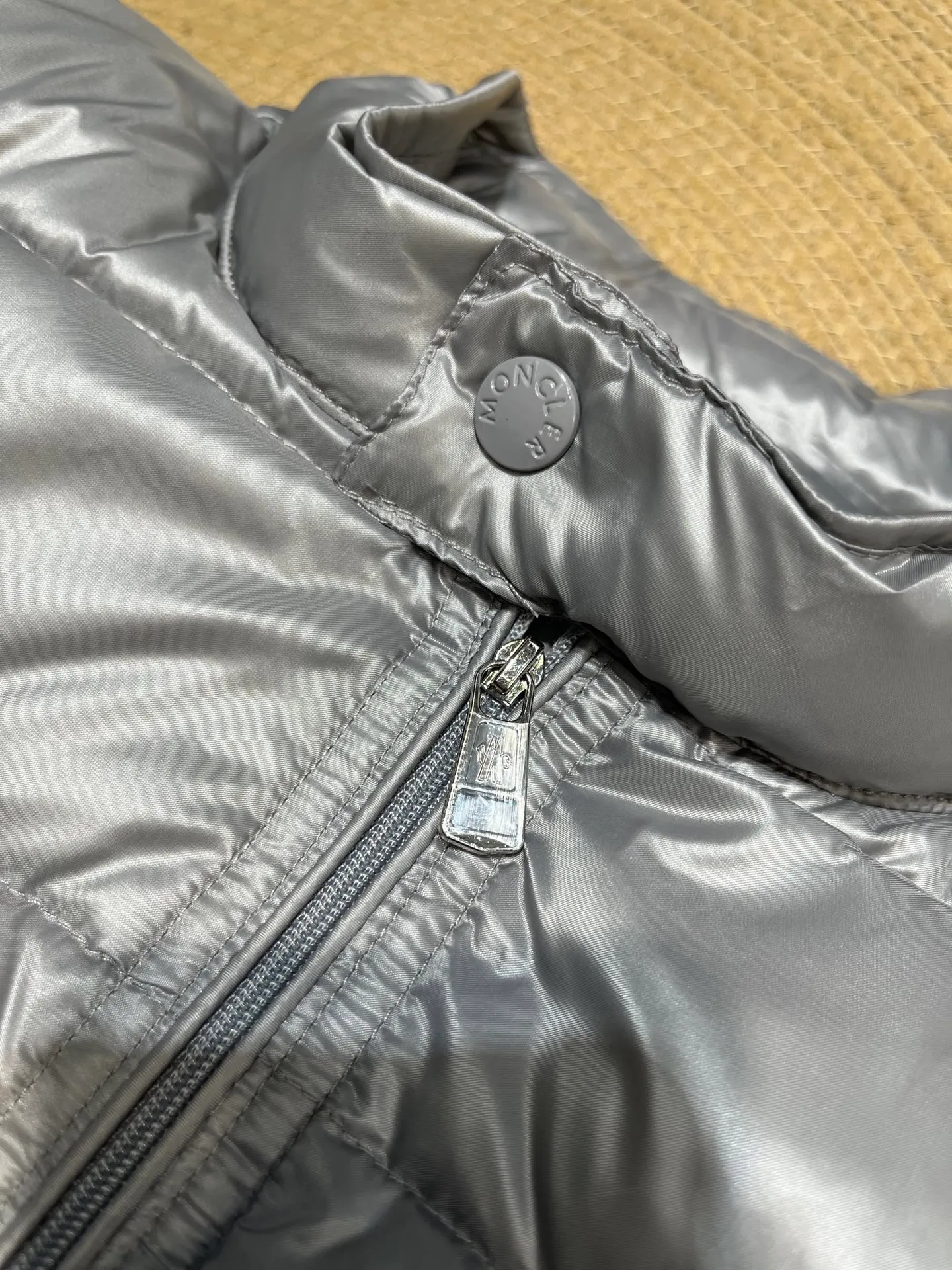P700 MONCLER Menstrual Stand Collar Lightweight Down Jacket. Customer-supplied high-density anti-drilling nylon fabric, using Longue Saison nylon down jacket, MONCLER's leading fabric, it can definitely stand the test! Nylon zipper pocket, hidden snap button closure collar, elastic hem and cuff design. As for the luster and brightness of the fabric, you can feel its high-end texture even more from the picture! You can carefully look through the screen to see the details. The interior is filled with 90% white duck down, and the gallbladder-free direct down filling process makes it warmer and lighter than ever before. The new oversized double pocket design elements have exquisite details and a handsome upper body! Style number: A86# Color: black gray size: 12345