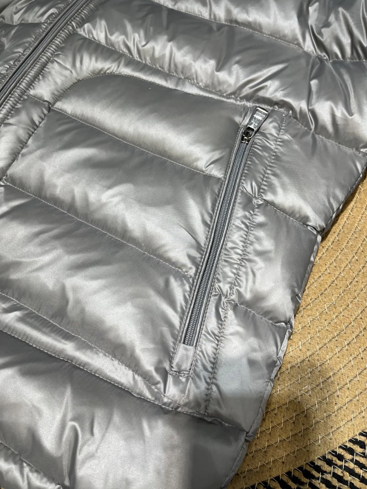 P700 MONCLER Menstrual Stand Collar Lightweight Down Jacket. Customer-supplied high-density anti-drilling nylon fabric, using Longue Saison nylon down jacket, MONCLER's leading fabric, it can definitely stand the test! Nylon zipper pocket, hidden snap button closure collar, elastic hem and cuff design. As for the luster and brightness of the fabric, you can feel its high-end texture even more from the picture! You can carefully look through the screen to see the details. The interior is filled with 90% white duck down, and the gallbladder-free direct down filling process makes it warmer and lighter than ever before. The new oversized double pocket design elements have exquisite details and a handsome upper body! Style number: A86# Color: black gray size: 12345