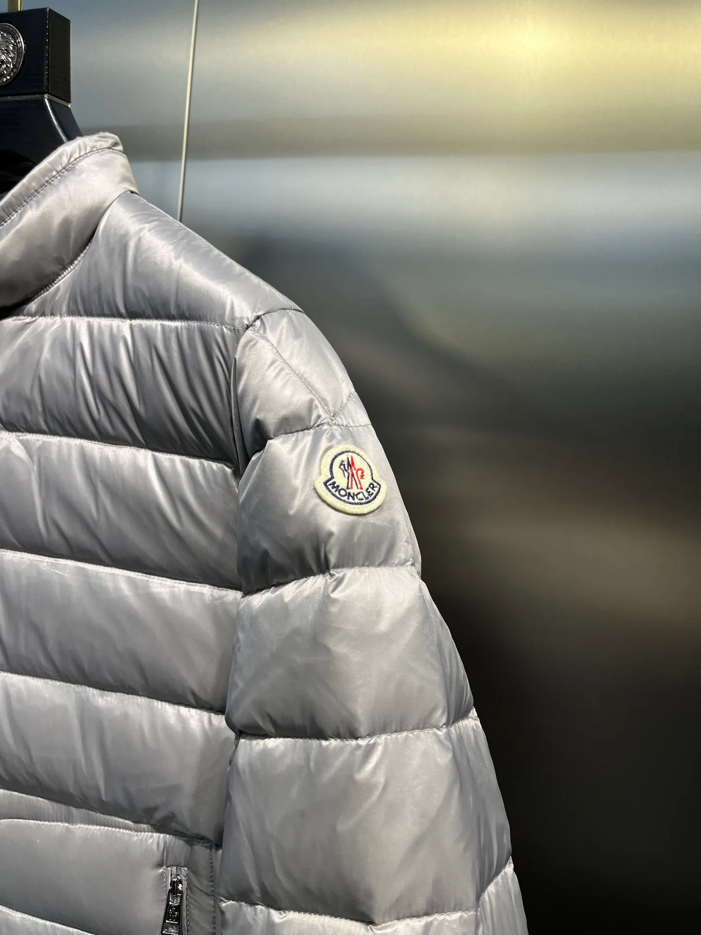 P700 MONCLER Menstrual Stand Collar Lightweight Down Jacket. Customer-supplied high-density anti-drilling nylon fabric, using Longue Saison nylon down jacket, MONCLER's leading fabric, it can definitely stand the test! Nylon zipper pocket, hidden snap button closure collar, elastic hem and cuff design. As for the luster and brightness of the fabric, you can feel its high-end texture even more from the picture! You can carefully look through the screen to see the details. The interior is filled with 90% white duck down, and the gallbladder-free direct down filling process makes it warmer and lighter than ever before. The new oversized double pocket design elements have exquisite details and a handsome upper body! Style number: A86# Color: black gray size: 12345