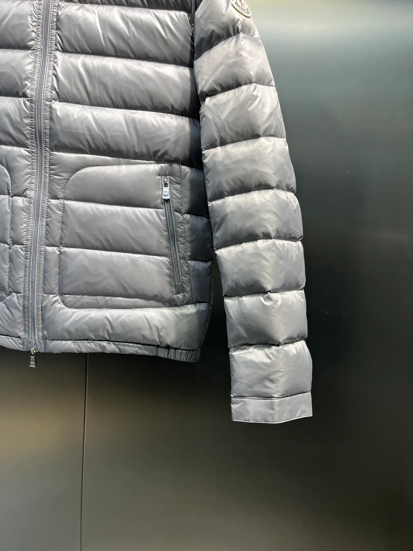 P700 MONCLER Menstrual Stand Collar Lightweight Down Jacket. Customer-supplied high-density anti-drilling nylon fabric, using Longue Saison nylon down jacket, MONCLER's leading fabric, it can definitely stand the test! Nylon zipper pocket, hidden snap button closure collar, elastic hem and cuff design. As for the luster and brightness of the fabric, you can feel its high-end texture even more from the picture! You can carefully look through the screen to see the details. The interior is filled with 90% white duck down, and the gallbladder-free direct down filling process makes it warmer and lighter than ever before. The new oversized double pocket design elements have exquisite details and a handsome upper body! Style number: A86# Color: black gray size: 12345