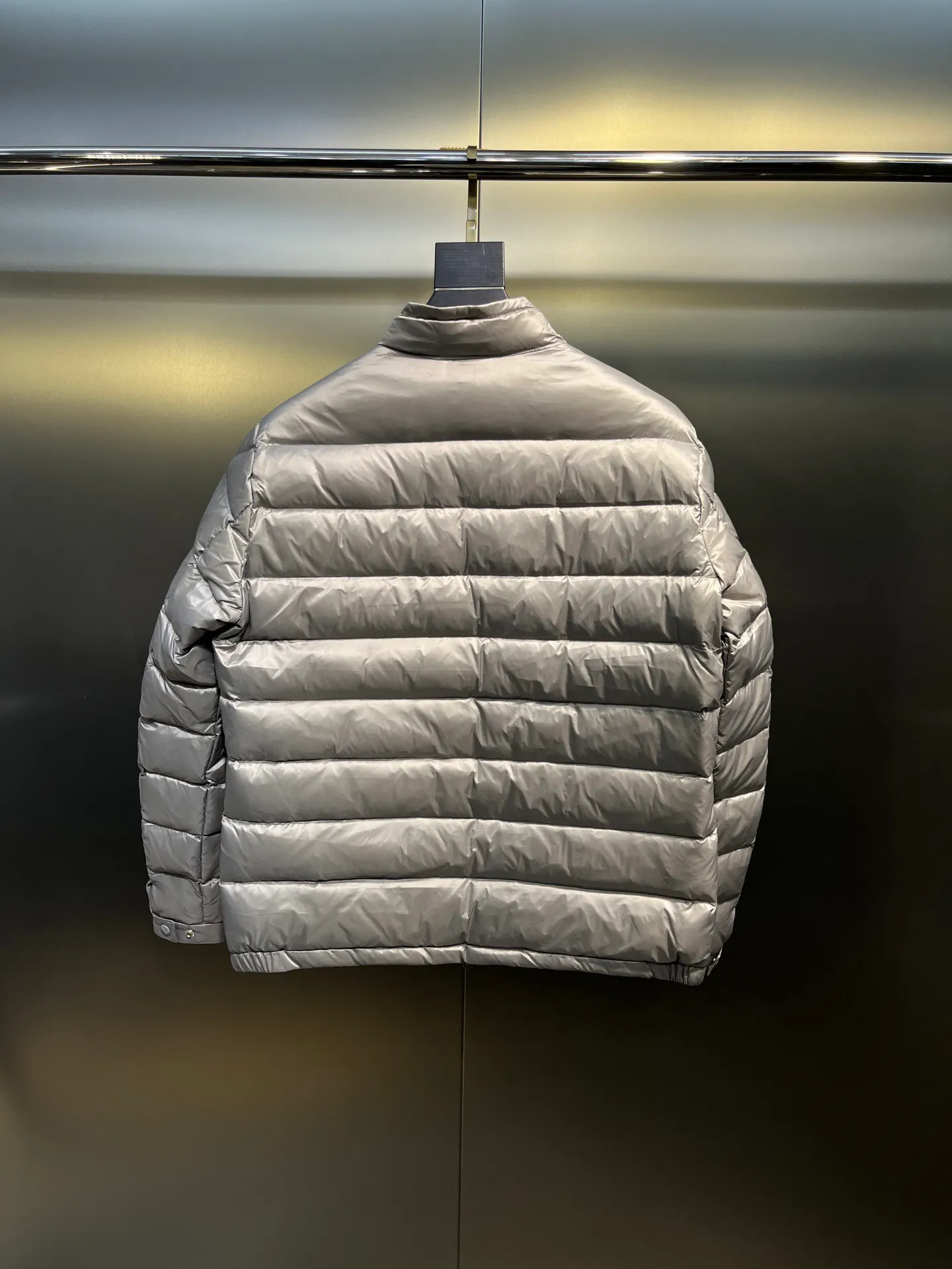 P700 MONCLER Menstrual Stand Collar Lightweight Down Jacket. Customer-supplied high-density anti-drilling nylon fabric, using Longue Saison nylon down jacket, MONCLER's leading fabric, it can definitely stand the test! Nylon zipper pocket, hidden snap button closure collar, elastic hem and cuff design. As for the luster and brightness of the fabric, you can feel its high-end texture even more from the picture! You can carefully look through the screen to see the details. The interior is filled with 90% white duck down, and the gallbladder-free direct down filling process makes it warmer and lighter than ever before. The new oversized double pocket design elements have exquisite details and a handsome upper body! Style number: A86# Color: black gray size: 12345