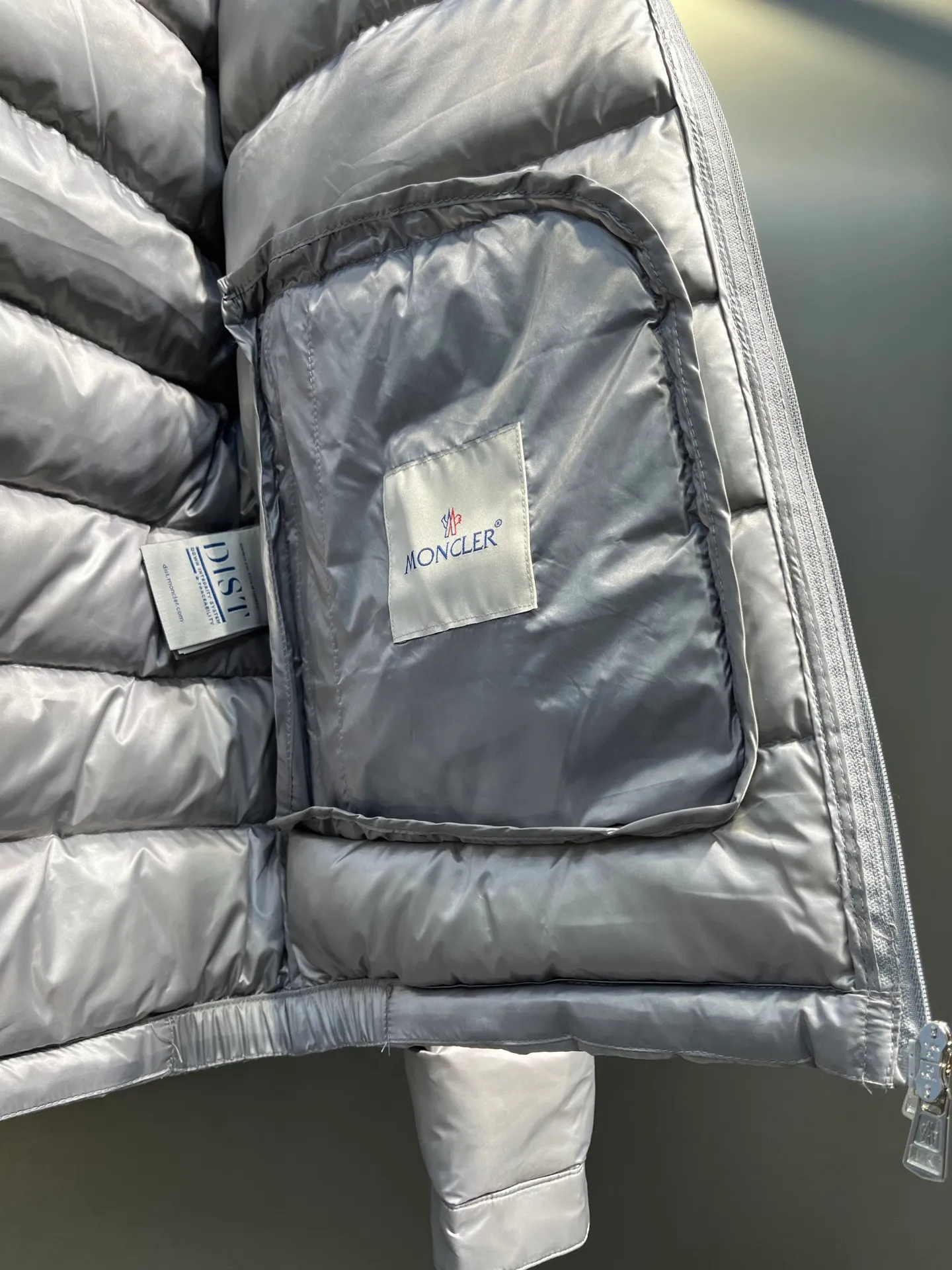 P700 MONCLER Menstrual Stand Collar Lightweight Down Jacket. Customer-supplied high-density anti-drilling nylon fabric, using Longue Saison nylon down jacket, MONCLER's leading fabric, it can definitely stand the test! Nylon zipper pocket, hidden snap button closure collar, elastic hem and cuff design. As for the luster and brightness of the fabric, you can feel its high-end texture even more from the picture! You can carefully look through the screen to see the details. The interior is filled with 90% white duck down, and the gallbladder-free direct down filling process makes it warmer and lighter than ever before. The new oversized double pocket design elements have exquisite details and a handsome upper body! Style number: A86# Color: black gray size: 12345
