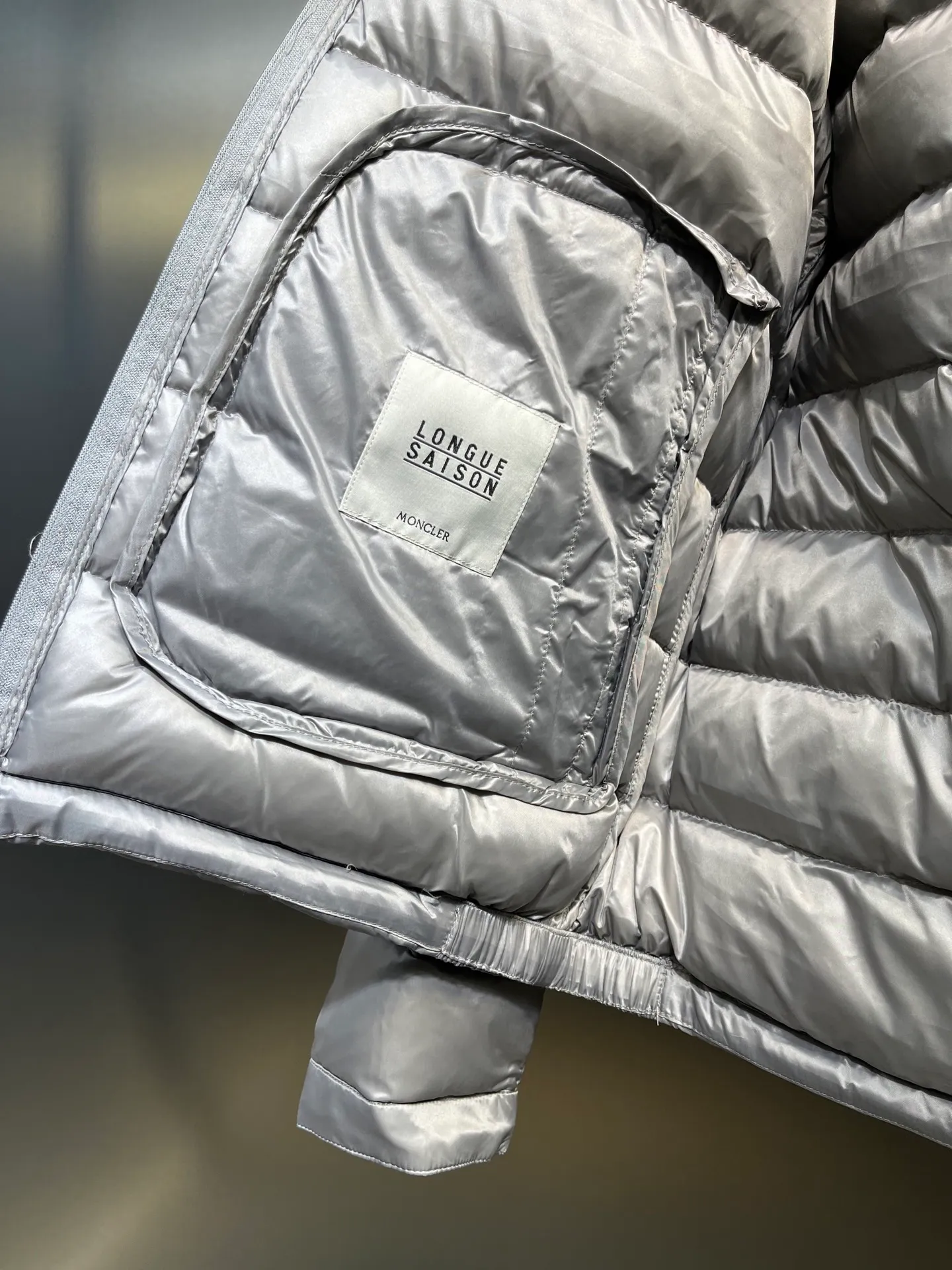 P700 MONCLER Menstrual Stand Collar Lightweight Down Jacket. Customer-supplied high-density anti-drilling nylon fabric, using Longue Saison nylon down jacket, MONCLER's leading fabric, it can definitely stand the test! Nylon zipper pocket, hidden snap button closure collar, elastic hem and cuff design. As for the luster and brightness of the fabric, you can feel its high-end texture even more from the picture! You can carefully look through the screen to see the details. The interior is filled with 90% white duck down, and the gallbladder-free direct down filling process makes it warmer and lighter than ever before. The new oversized double pocket design elements have exquisite details and a handsome upper body! Style number: A86# Color: black gray size: 12345