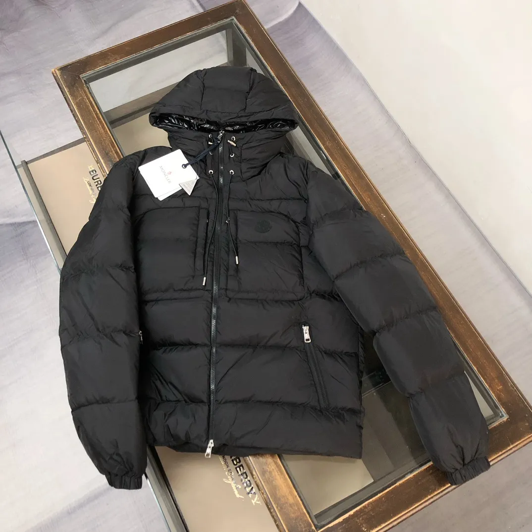 P940 🆕🆕🆕MONCLER 2025 winter latest model Wei Daxun's same style hooded down jacket ~ available simultaneously on the official website! This down jacket has a great sense of design and looks, and you can buy it directly with quality control. It’s a high-end product that you can’t go wrong with! Simple and elegant design~The overall design of the zippers on both sides of the chest makes this dress unique! It is made of imported high-tech fabrics and is filled with white duck down. The texture and shape of the fabric are exquisite. You can feel its powerful aura through the detailed pictures. It also has superior handsomeness and thermal performance, making it easy to wear in various occasions! With polythermal insulation, you don’t have to worry about a little chill! It highlights the style and is also very warm ~ Color: black, light khaki Size: 1-2-3-4-5 (M ~ 3XL)