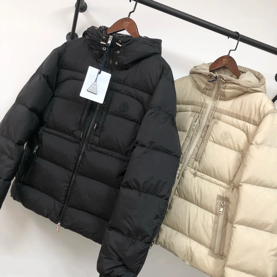 P940 🆕🆕🆕MONCLER 2025 winter latest model Wei Daxun's same style hooded down jacket ~ available simultaneously on the official website! This down jacket has a great sense of design and looks, and you can buy it directly with quality control. It’s a high-end product that you can’t go wrong with! Simple and elegant design~The overall design of the zippers on both sides of the chest makes this dress unique! It is made of imported high-tech fabrics and is filled with white duck down. The texture and shape of the fabric are exquisite. You can feel its powerful aura through the detailed pictures. It also has superior handsomeness and thermal performance, making it easy to wear in various occasions! With polythermal insulation, you don’t have to worry about a little chill! It highlights the style and is also very warm ~ Color: black, light khaki Size: 1-2-3-4-5 (M ~ 3XL)