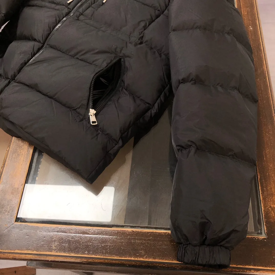 P940 🆕🆕🆕MONCLER 2025 winter latest model Wei Daxun's same style hooded down jacket ~ available simultaneously on the official website! This down jacket has a great sense of design and looks, and you can buy it directly with quality control. It’s a high-end product that you can’t go wrong with! Simple and elegant design~The overall design of the zippers on both sides of the chest makes this dress unique! It is made of imported high-tech fabrics and is filled with white duck down. The texture and shape of the fabric are exquisite. You can feel its powerful aura through the detailed pictures. It also has superior handsomeness and thermal performance, making it easy to wear in various occasions! With polythermal insulation, you don’t have to worry about a little chill! It highlights the style and is also very warm ~ Color: black, light khaki Size: 1-2-3-4-5 (M ~ 3XL)