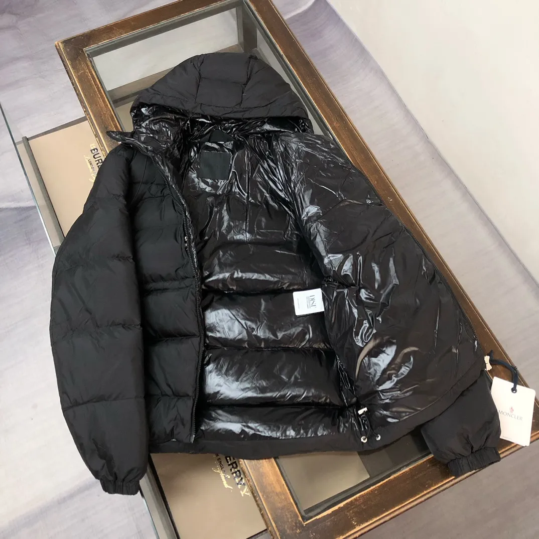P940 🆕🆕🆕MONCLER 2025 winter latest model Wei Daxun's same style hooded down jacket ~ available simultaneously on the official website! This down jacket has a great sense of design and looks, and you can buy it directly with quality control. It’s a high-end product that you can’t go wrong with! Simple and elegant design~The overall design of the zippers on both sides of the chest makes this dress unique! It is made of imported high-tech fabrics and is filled with white duck down. The texture and shape of the fabric are exquisite. You can feel its powerful aura through the detailed pictures. It also has superior handsomeness and thermal performance, making it easy to wear in various occasions! With polythermal insulation, you don’t have to worry about a little chill! It highlights the style and is also very warm ~ Color: black, light khaki Size: 1-2-3-4-5 (M ~ 3XL)