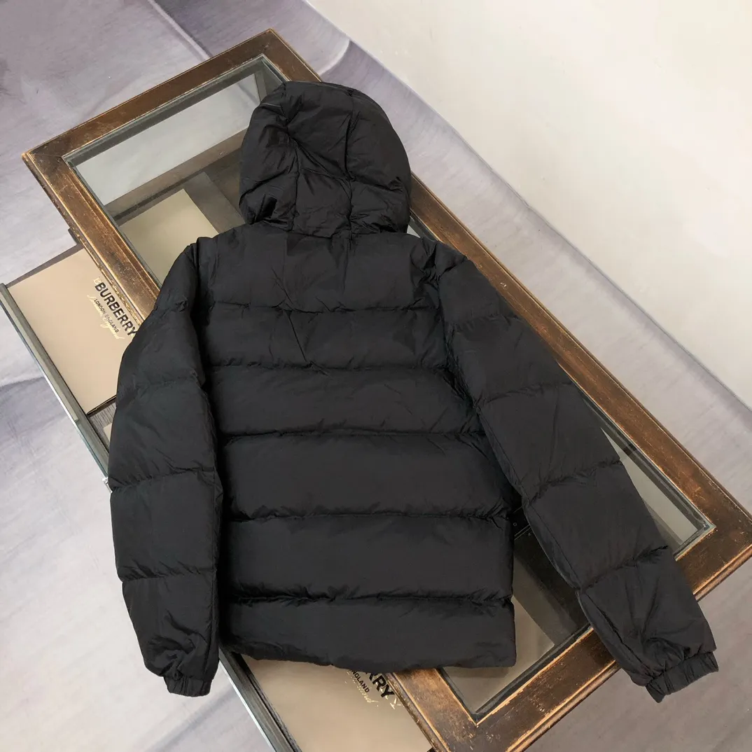 P940 🆕🆕🆕MONCLER 2025 winter latest model Wei Daxun's same style hooded down jacket ~ available simultaneously on the official website! This down jacket has a great sense of design and looks, and you can buy it directly with quality control. It’s a high-end product that you can’t go wrong with! Simple and elegant design~The overall design of the zippers on both sides of the chest makes this dress unique! It is made of imported high-tech fabrics and is filled with white duck down. The texture and shape of the fabric are exquisite. You can feel its powerful aura through the detailed pictures. It also has superior handsomeness and thermal performance, making it easy to wear in various occasions! With polythermal insulation, you don’t have to worry about a little chill! It highlights the style and is also very warm ~ Color: black, light khaki Size: 1-2-3-4-5 (M ~ 3XL)