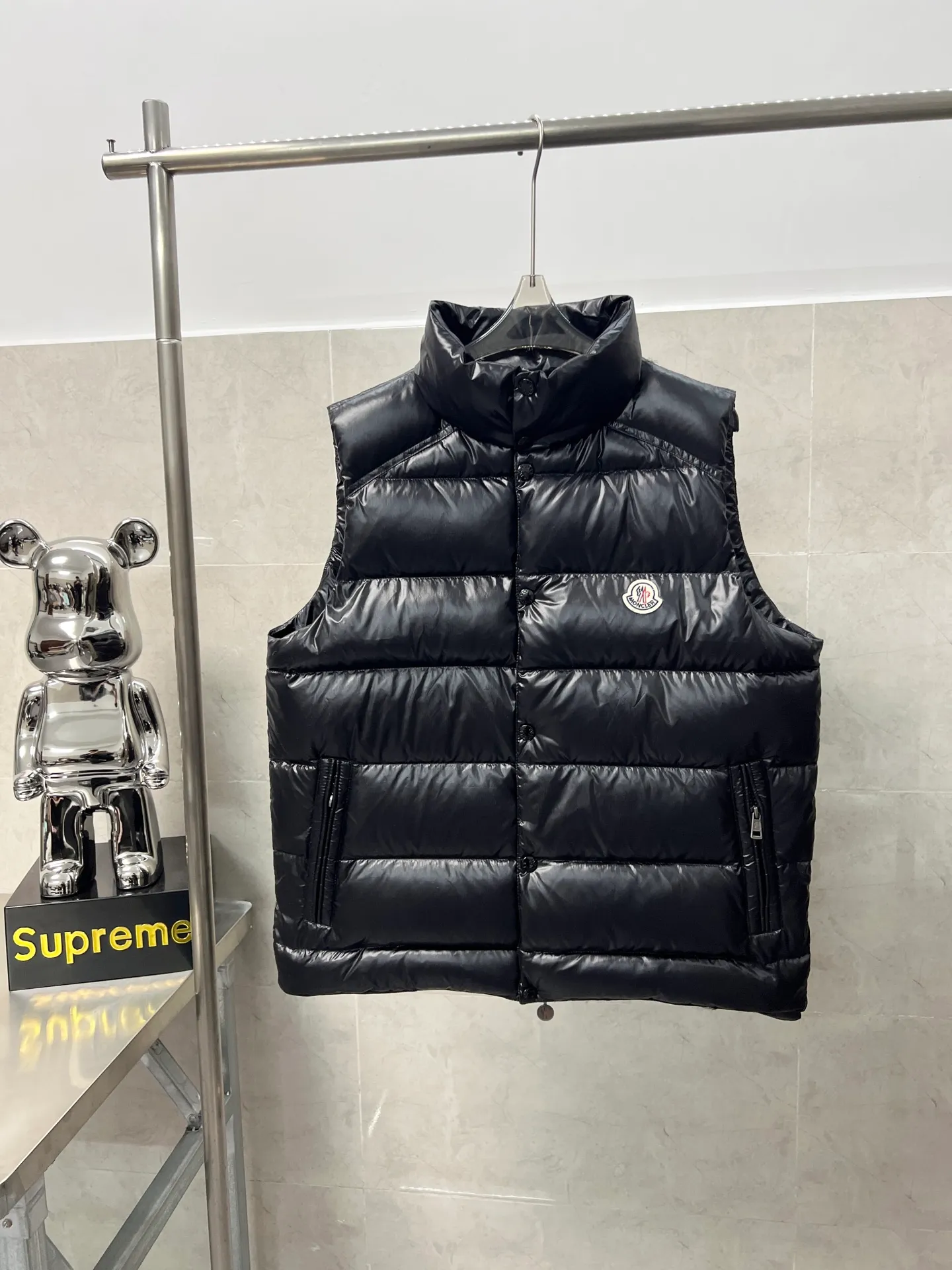 The design of P580 Moncler's new high-end version of the stand-up collar vest down jacket Tib for autumn and winter is inspired by Moncer's iconic style from the 1980s. It has been reinterpreted with modern and dynamic elements. This piece, for those who always want to be a winner, can be worn mid-season or paired with a windbreaker in the dead of winter Size: 12345