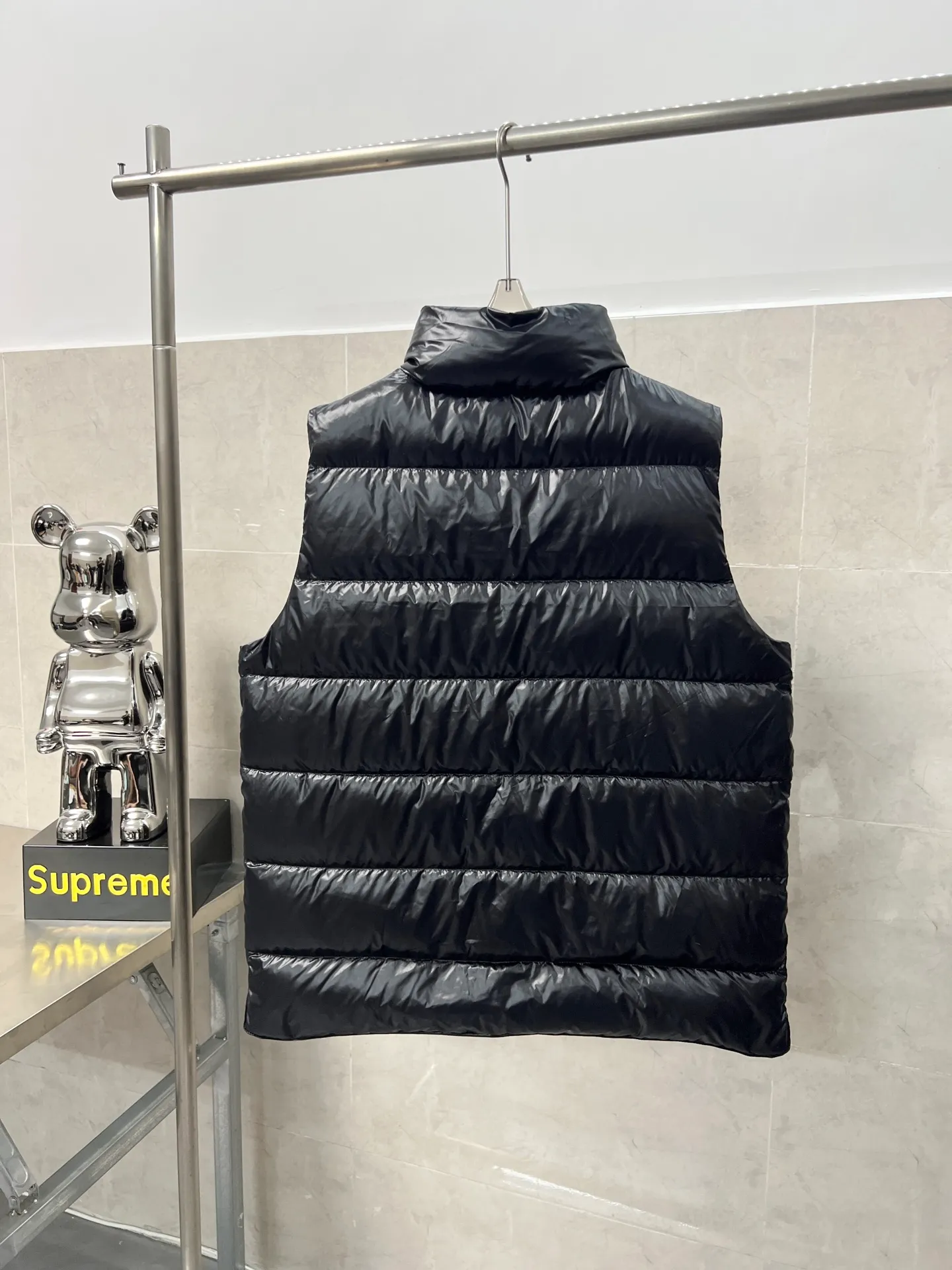The design of P580 Moncler's new high-end version of the stand-up collar vest down jacket Tib for autumn and winter is inspired by Moncer's iconic style from the 1980s. It has been reinterpreted with modern and dynamic elements. This piece, for those who always want to be a winner, can be worn mid-season or paired with a windbreaker in the dead of winter Size: 12345