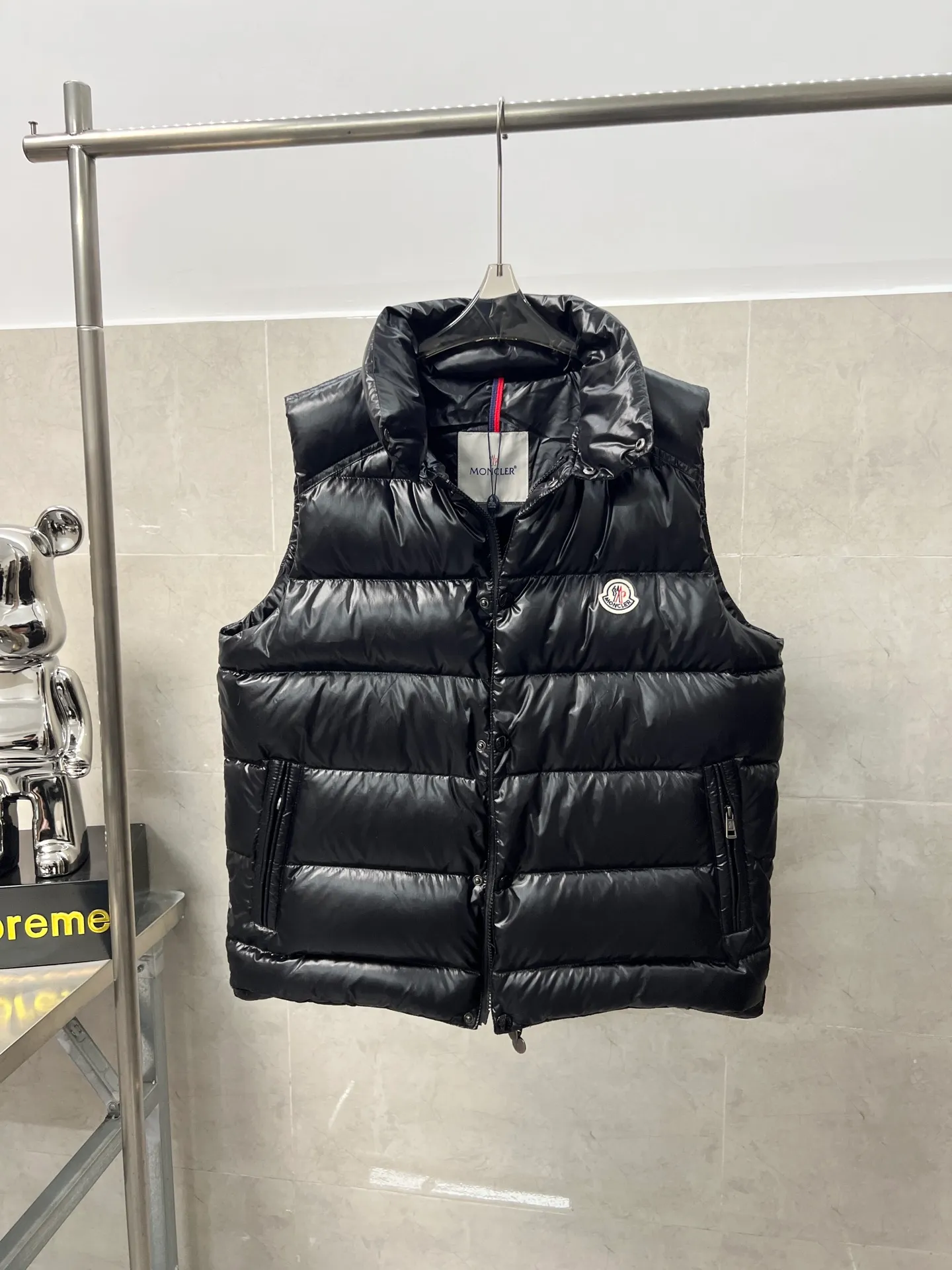 The design of P580 Moncler's new high-end version of the stand-up collar vest down jacket Tib for autumn and winter is inspired by Moncer's iconic style from the 1980s. It has been reinterpreted with modern and dynamic elements. This piece, for those who always want to be a winner, can be worn mid-season or paired with a windbreaker in the dead of winter Size: 12345
