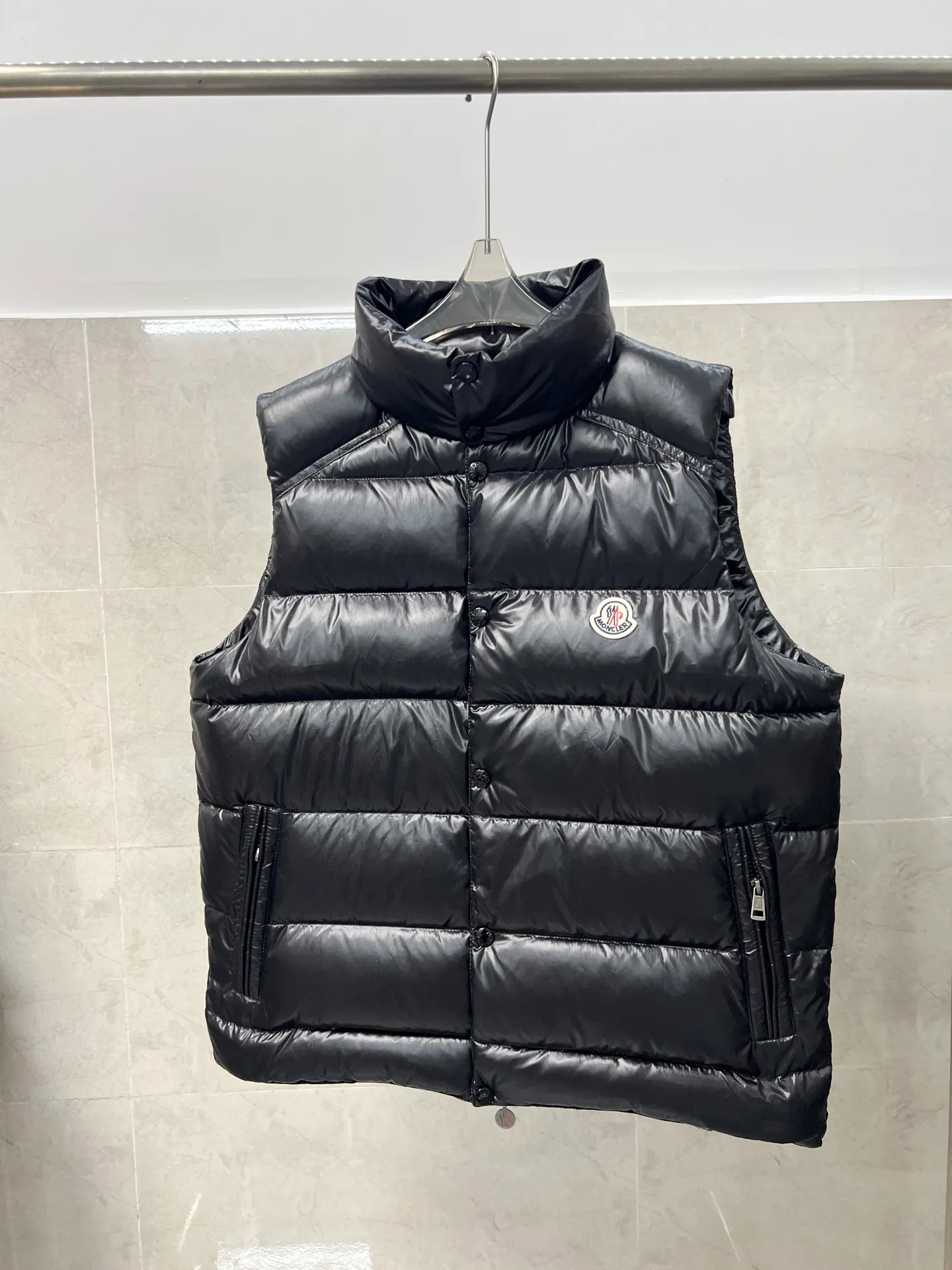 The design of P580 Moncler's new high-end version of the stand-up collar vest down jacket Tib for autumn and winter is inspired by Moncer's iconic style from the 1980s. It has been reinterpreted with modern and dynamic elements. This piece, for those who always want to be a winner, can be worn mid-season or paired with a windbreaker in the dead of winter Size: 12345