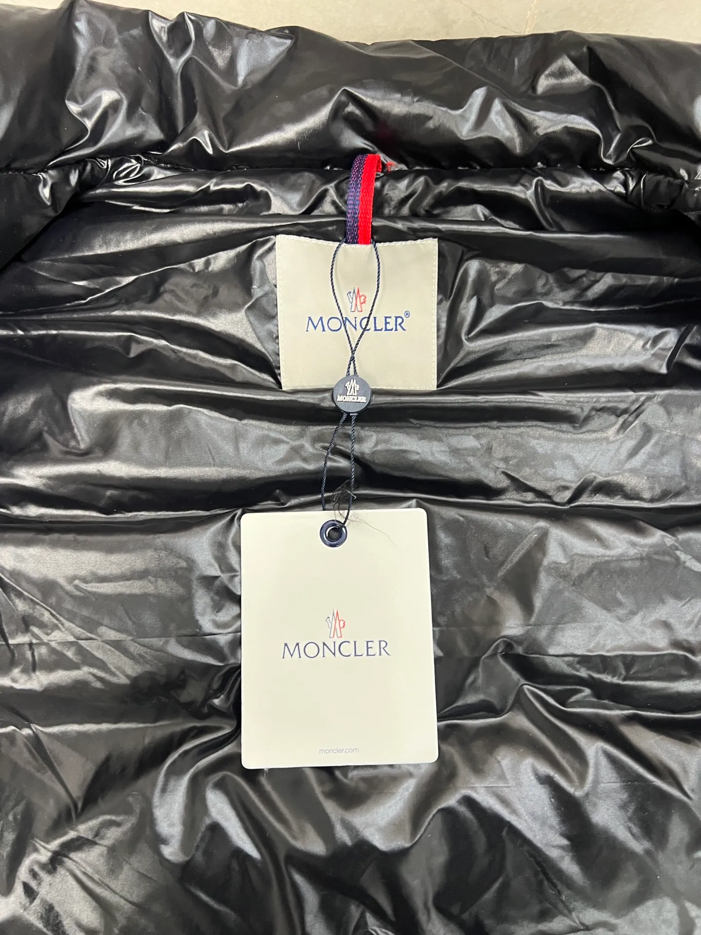 The design of P580 Moncler's new high-end version of the stand-up collar vest down jacket Tib for autumn and winter is inspired by Moncer's iconic style from the 1980s. It has been reinterpreted with modern and dynamic elements. This piece, for those who always want to be a winner, can be worn mid-season or paired with a windbreaker in the dead of winter Size: 12345