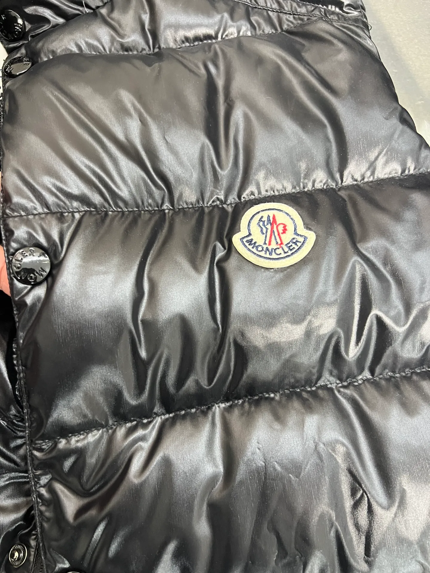 The design of P580 Moncler's new high-end version of the stand-up collar vest down jacket Tib for autumn and winter is inspired by Moncer's iconic style from the 1980s. It has been reinterpreted with modern and dynamic elements. This piece, for those who always want to be a winner, can be worn mid-season or paired with a windbreaker in the dead of winter Size: 12345