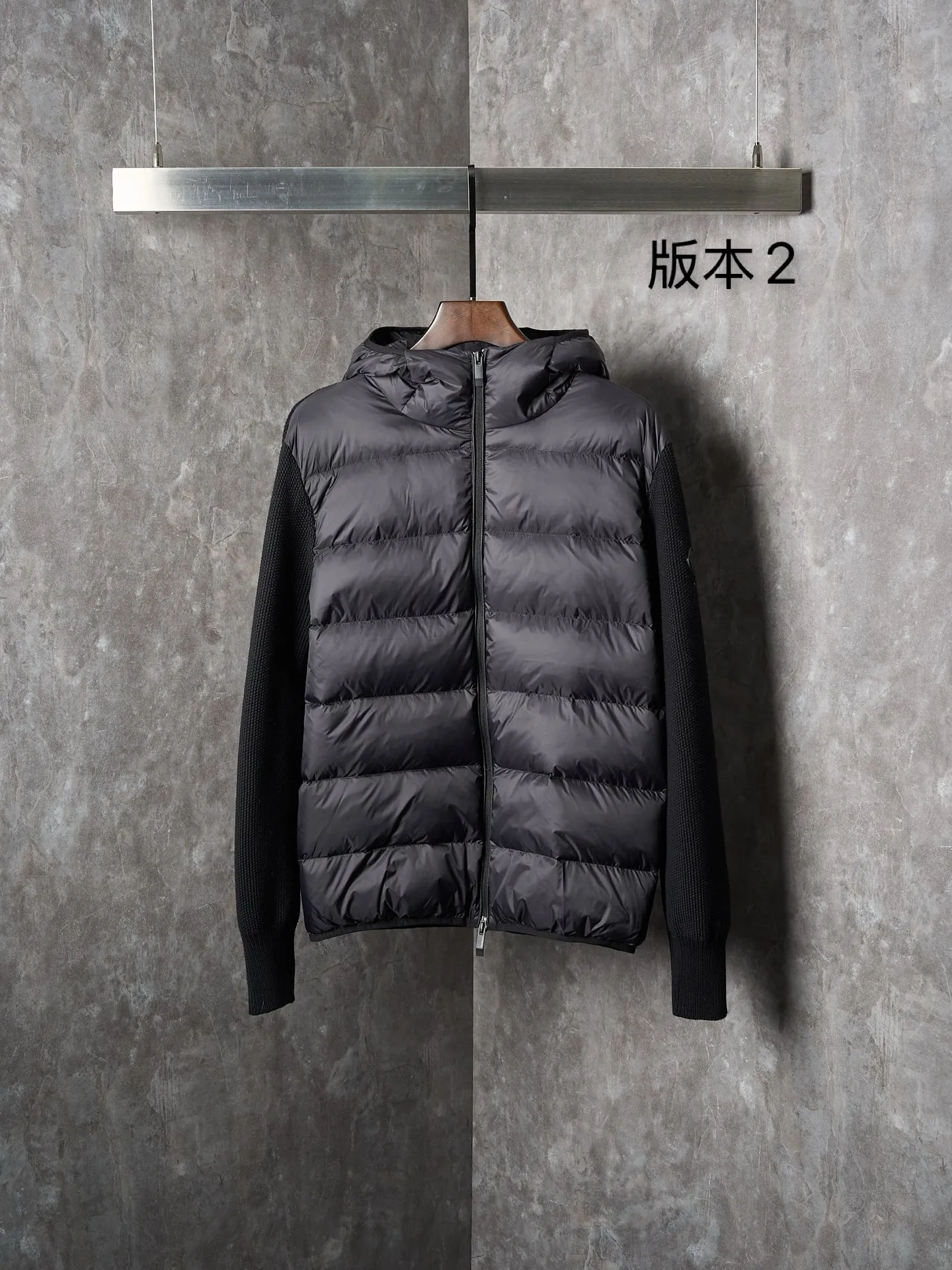 P780 Actual item hanging] MONCLER/Muzzled Black Label Wool Splicing Zipper Hooded Jacket (Version 2) [Ready Stock] S/1 M/2 L/3 XL/4 This wool hood is equipped with a filled down front and is a practical item suitable for multi-season wear. This hood features a quilted logo, highlighting the brand's heritage. Lightweight knit design, a versatile wardrobe piece that can be worn easily during mild weather Made in wool, Longue saison lining, Longue saison front, Down filling, Rib knit Micro soft hood, Zip closure Pockets, Logo quilting Logo patch