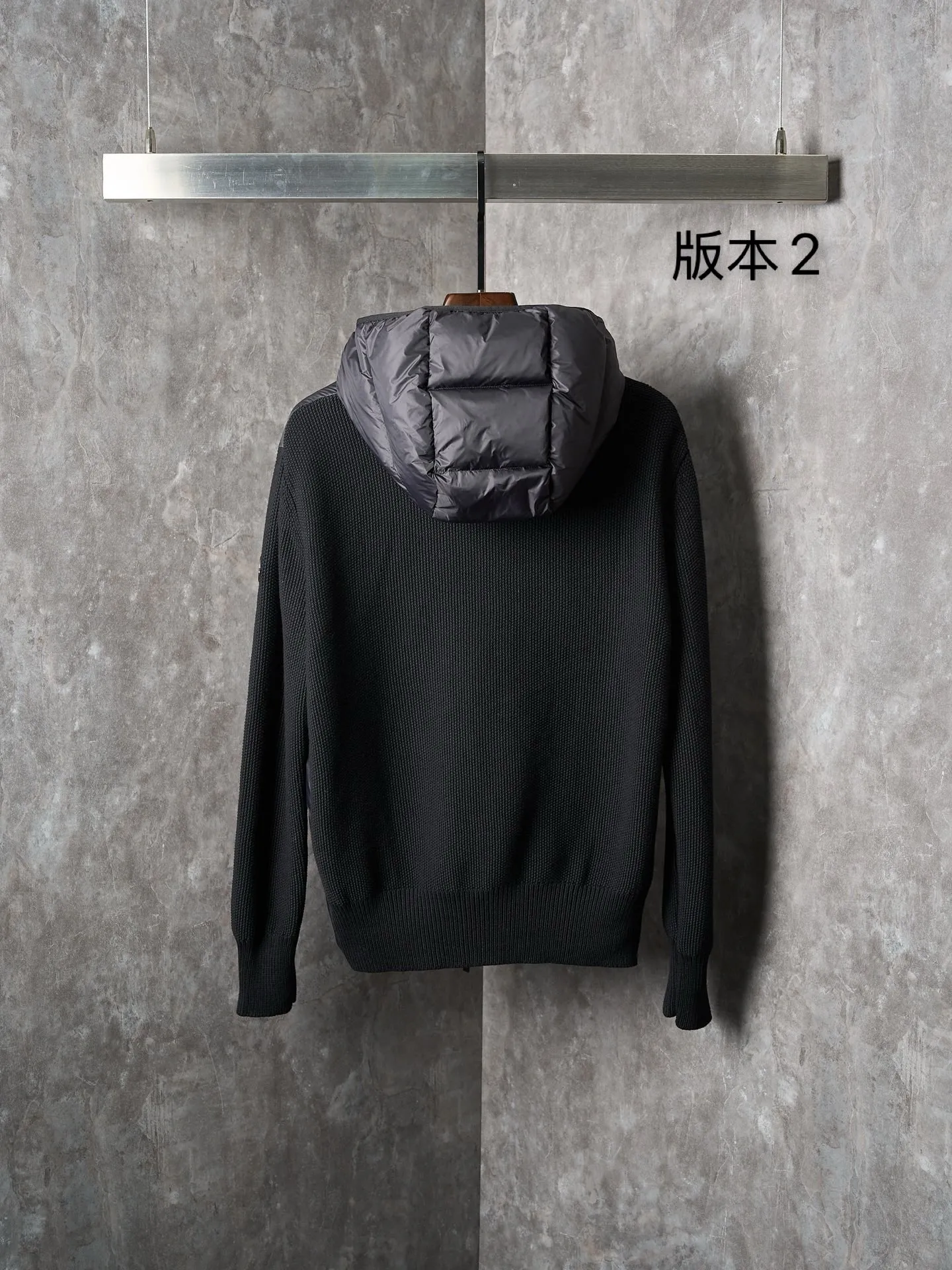 P780 Actual item hanging] MONCLER/Muzzled Black Label Wool Splicing Zipper Hooded Jacket (Version 2) [Ready Stock] S/1 M/2 L/3 XL/4 This wool hood is equipped with a filled down front and is a practical item suitable for multi-season wear. This hood features a quilted logo, highlighting the brand's heritage. Lightweight knit design, a versatile wardrobe piece that can be worn easily during mild weather Made in wool, Longue saison lining, Longue saison front, Down filling, Rib knit Micro soft hood, Zip closure Pockets, Logo quilting Logo patch