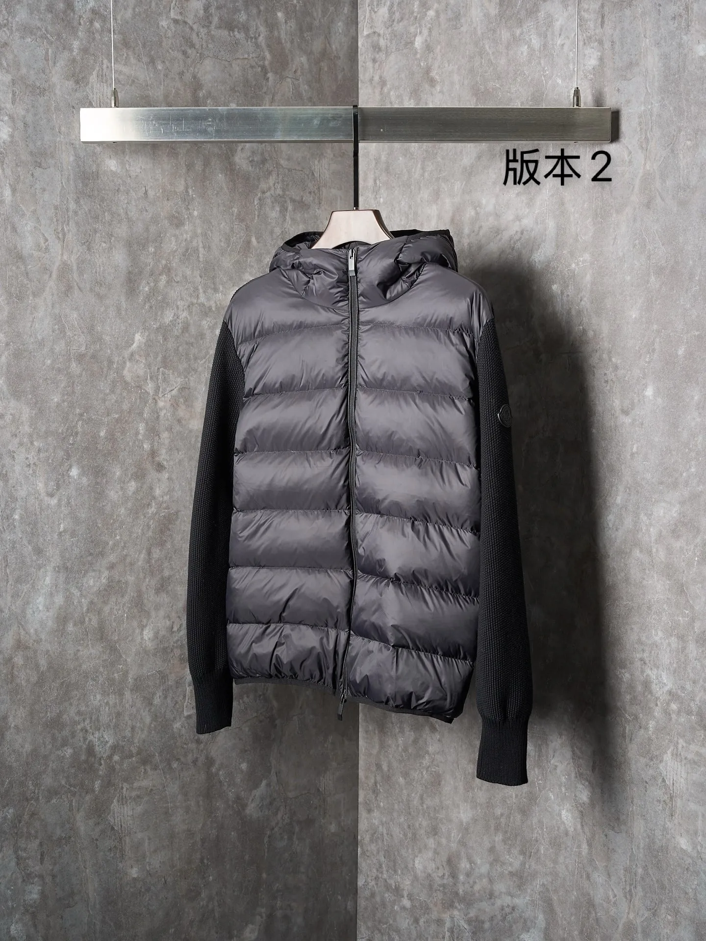 P780 Actual item hanging] MONCLER/Muzzled Black Label Wool Splicing Zipper Hooded Jacket (Version 2) [Ready Stock] S/1 M/2 L/3 XL/4 This wool hood is equipped with a filled down front and is a practical item suitable for multi-season wear. This hood features a quilted logo, highlighting the brand's heritage. Lightweight knit design, a versatile wardrobe piece that can be worn easily during mild weather Made in wool, Longue saison lining, Longue saison front, Down filling, Rib knit Micro soft hood, Zip closure Pockets, Logo quilting Logo patch