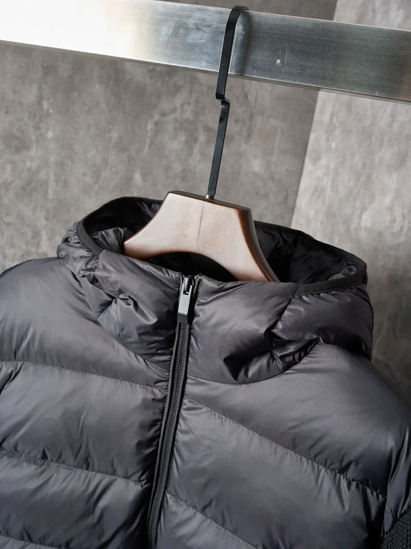 P780 Actual item hanging] MONCLER/Muzzled Black Label Wool Splicing Zipper Hooded Jacket (Version 2) [Ready Stock] S/1 M/2 L/3 XL/4 This wool hood is equipped with a filled down front and is a practical item suitable for multi-season wear. This hood features a quilted logo, highlighting the brand's heritage. Lightweight knit design, a versatile wardrobe piece that can be worn easily during mild weather Made in wool, Longue saison lining, Longue saison front, Down filling, Rib knit Micro soft hood, Zip closure Pockets, Logo quilting Logo patch